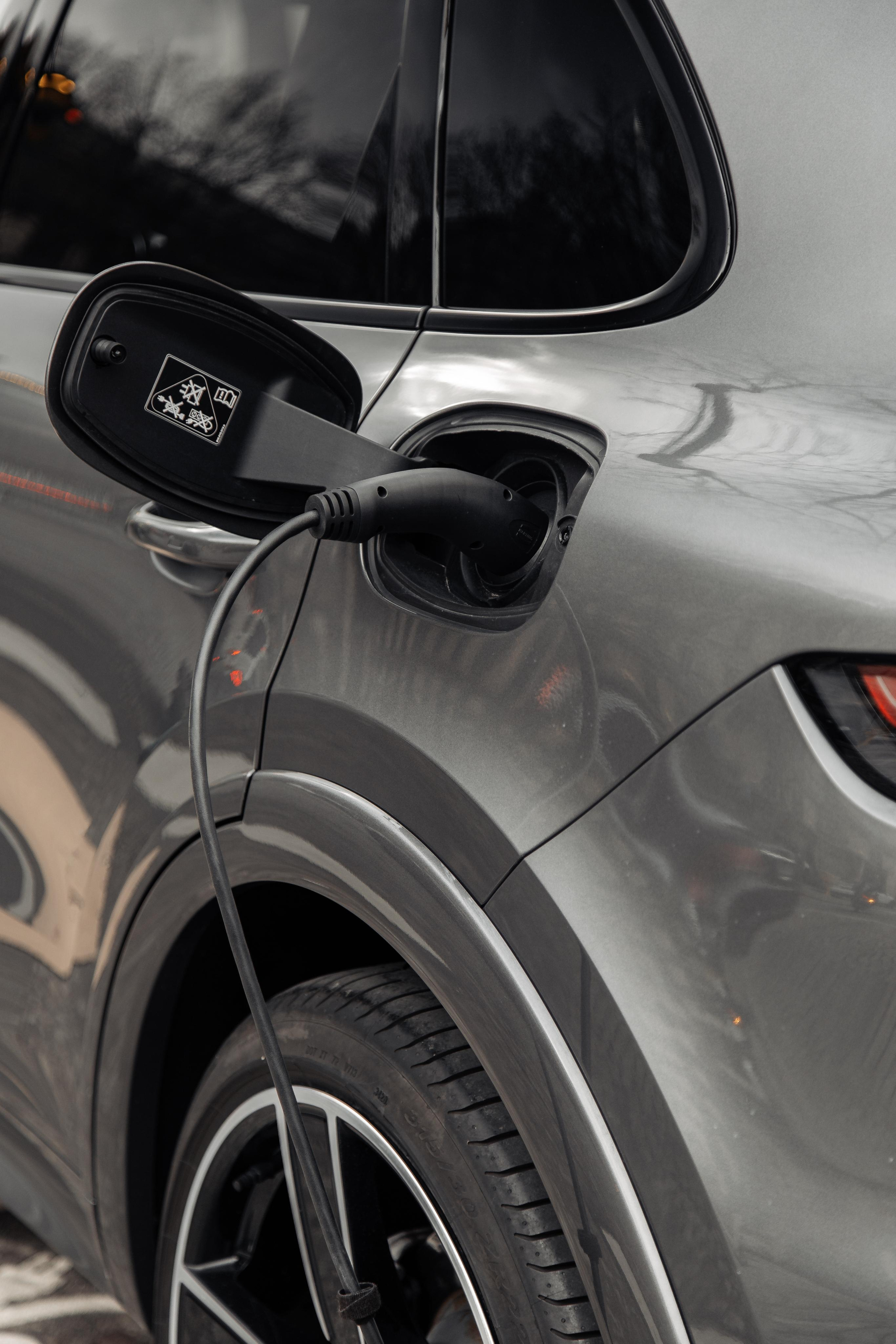 Porsche Cayenne E-hybrid. Photographe de voitures à Paris — Vitalii Motruk