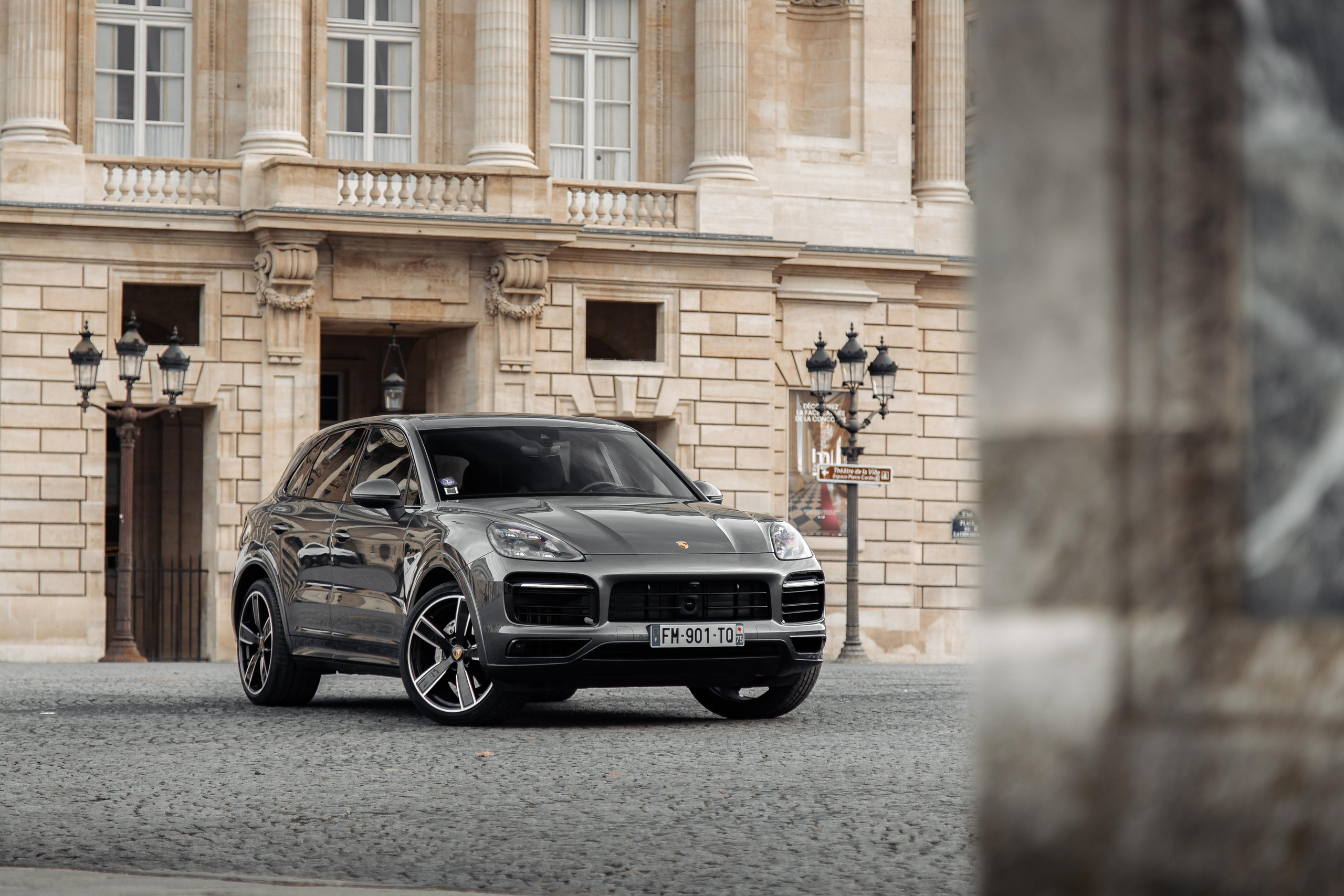 Porsche Cayenne E-hybrid. Photographe de voitures à Paris — Vitalii Motruk