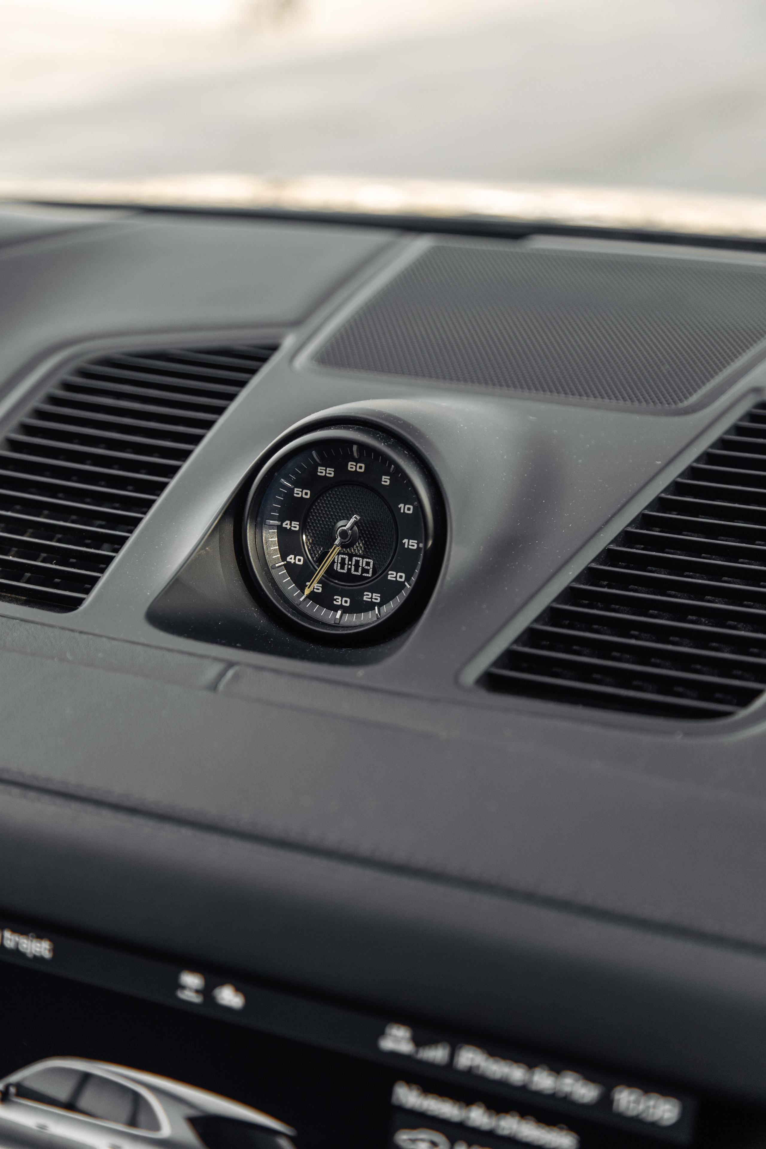 Porsche Cayenne E-hybrid. Photographe de voitures à Paris — Vitalii Motruk