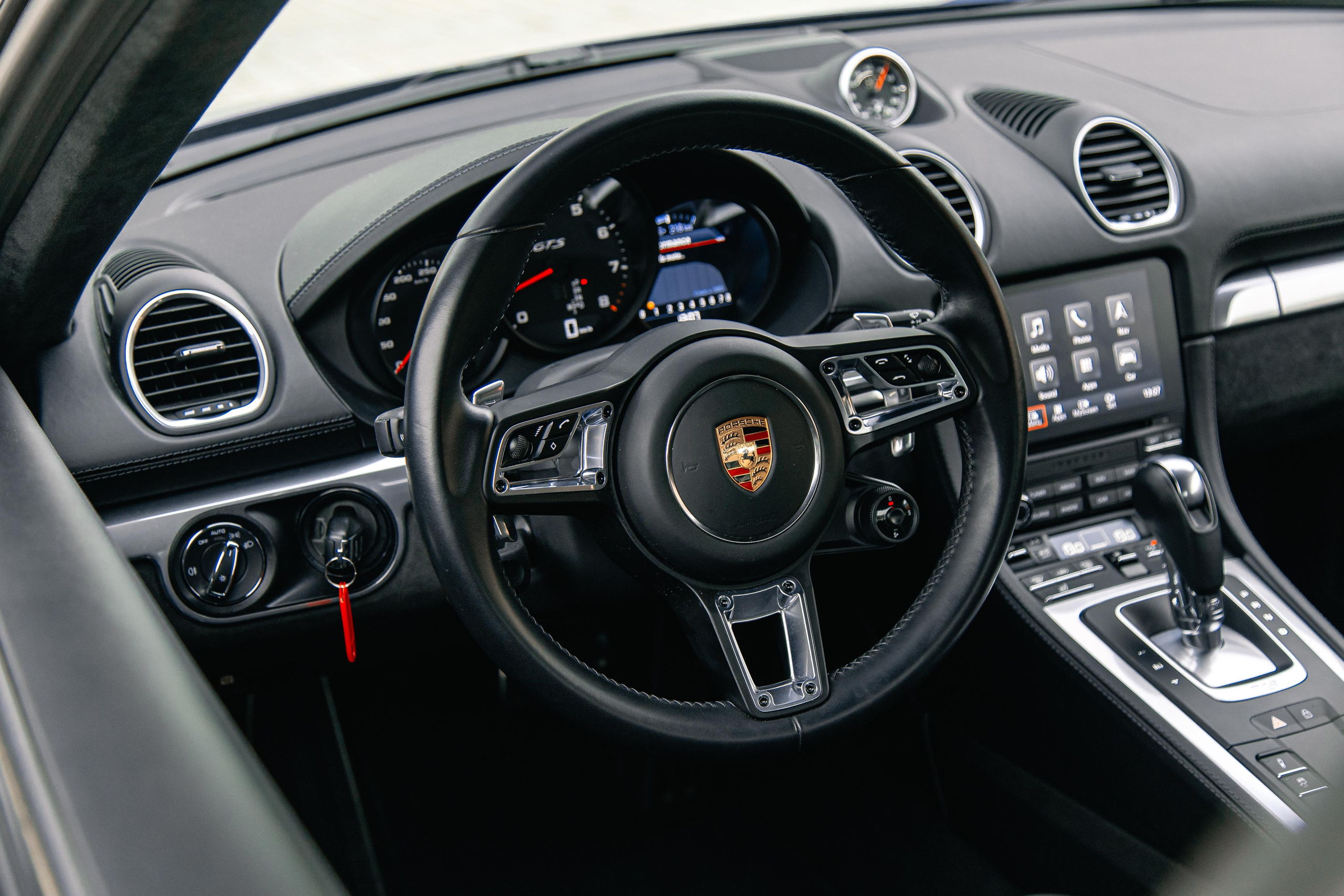 Porsche Cayman. Photographe de voitures à Paris — Vitalii Motruk