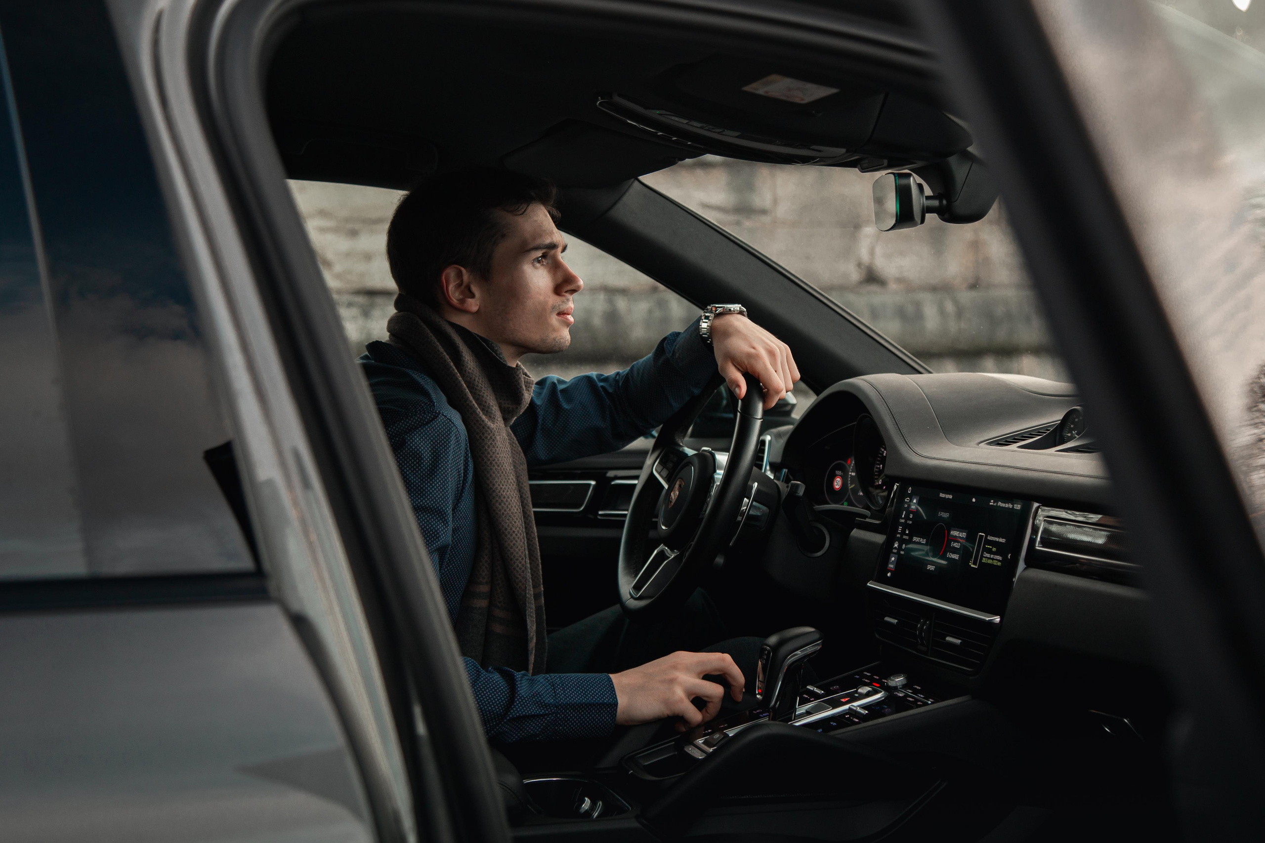 Porsche Cayenne E-hybrid. Photographe de voitures à Paris — Vitalii Motruk