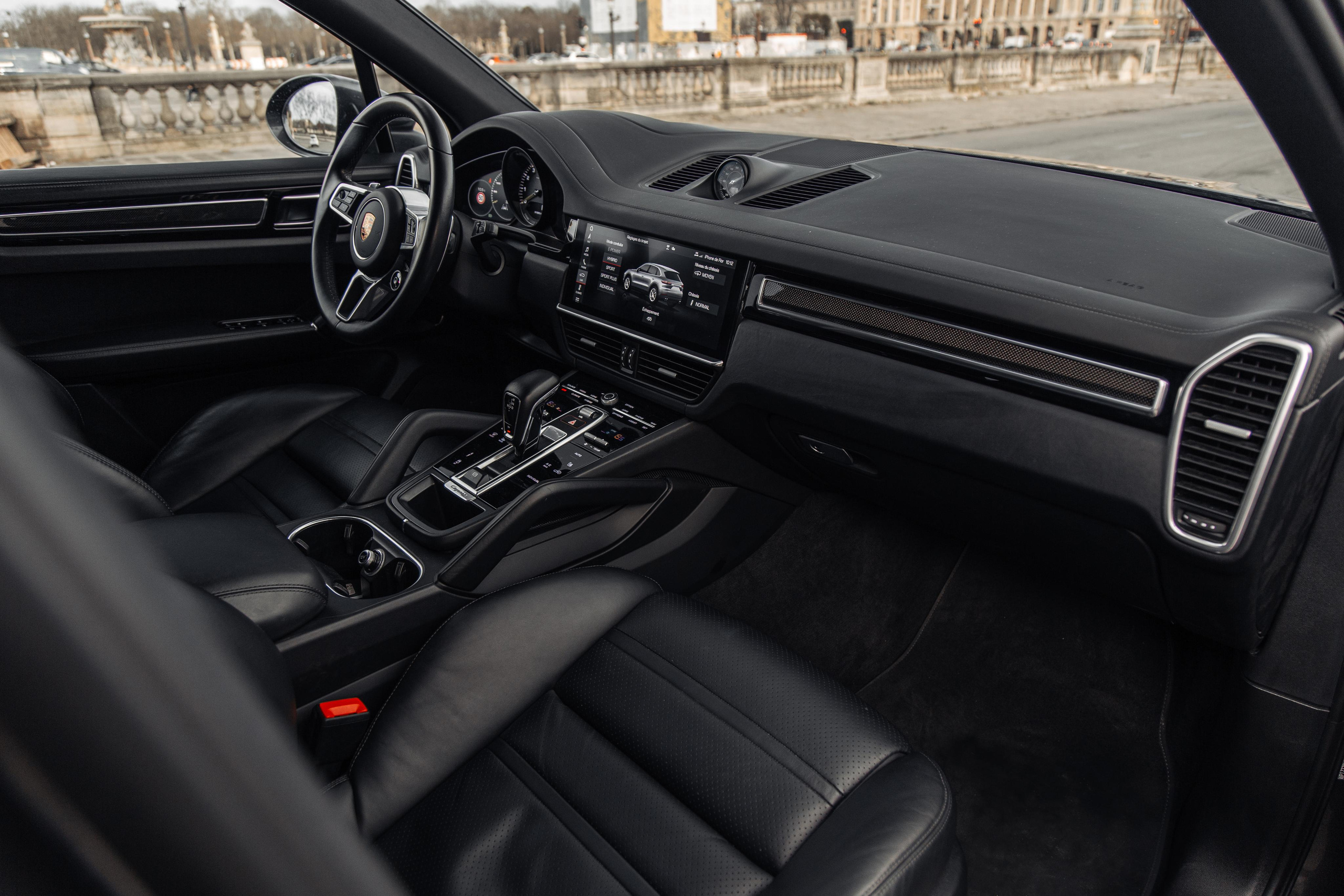 Porsche Cayenne E-hybrid. Photographe de voitures à Paris — Vitalii Motruk