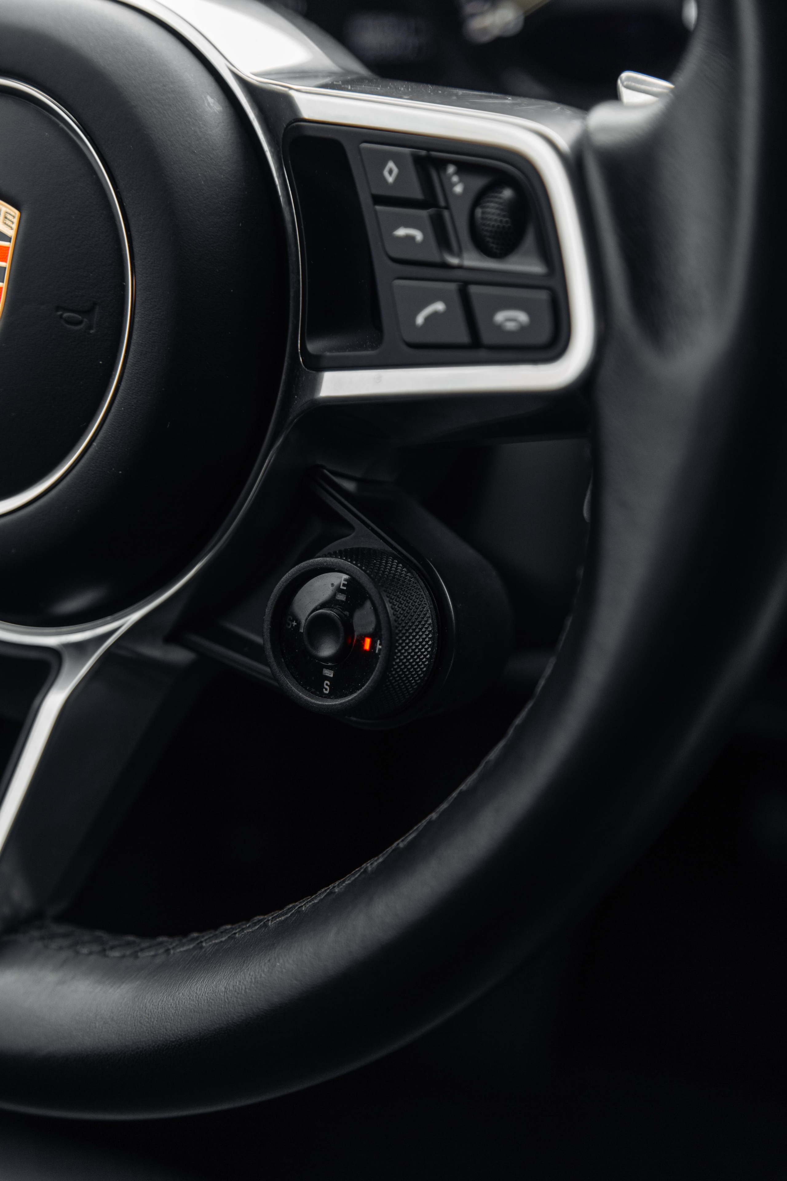 Porsche Cayenne E-hybrid. Photographe de voitures à Paris — Vitalii Motruk