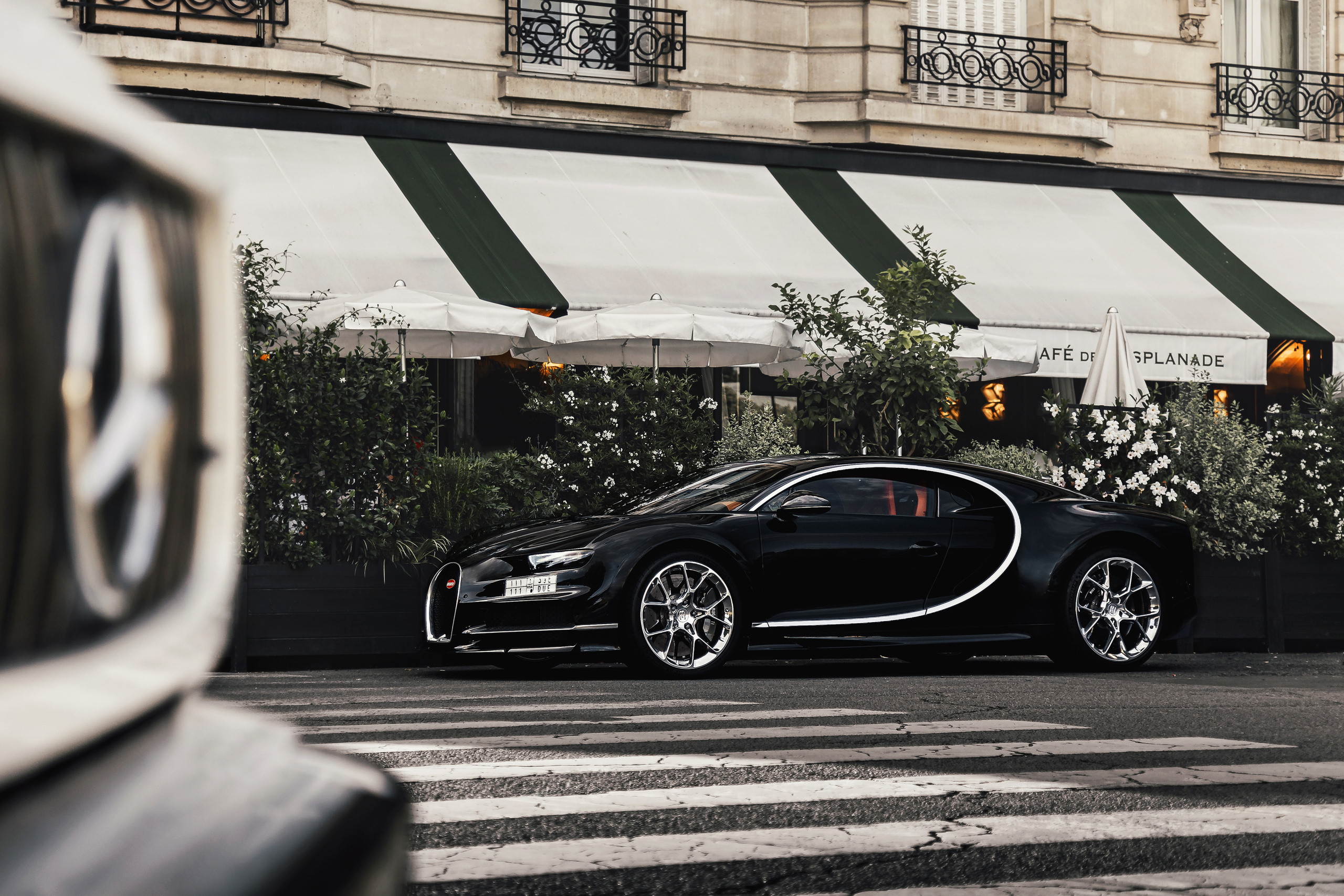 Street photo in Paris. Photographe de voitures à Paris — Vitalii Motruk