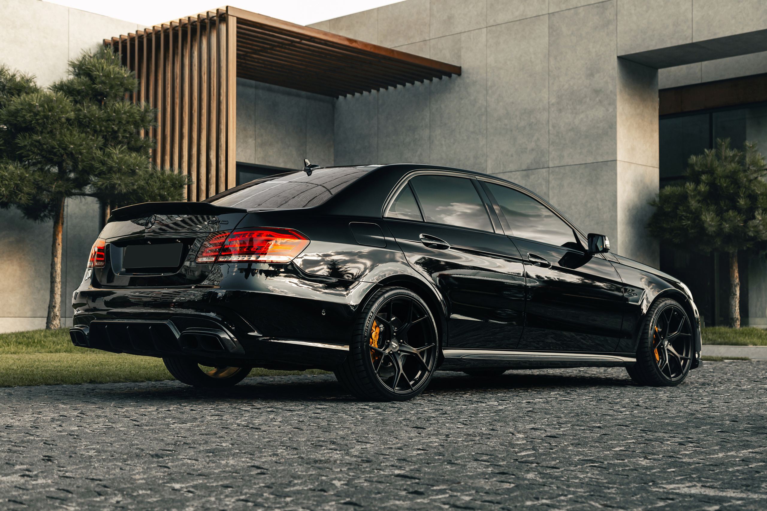 Mercedes-Benz E63 AMG. Photographe de voitures à Paris — Vitalii Motruk