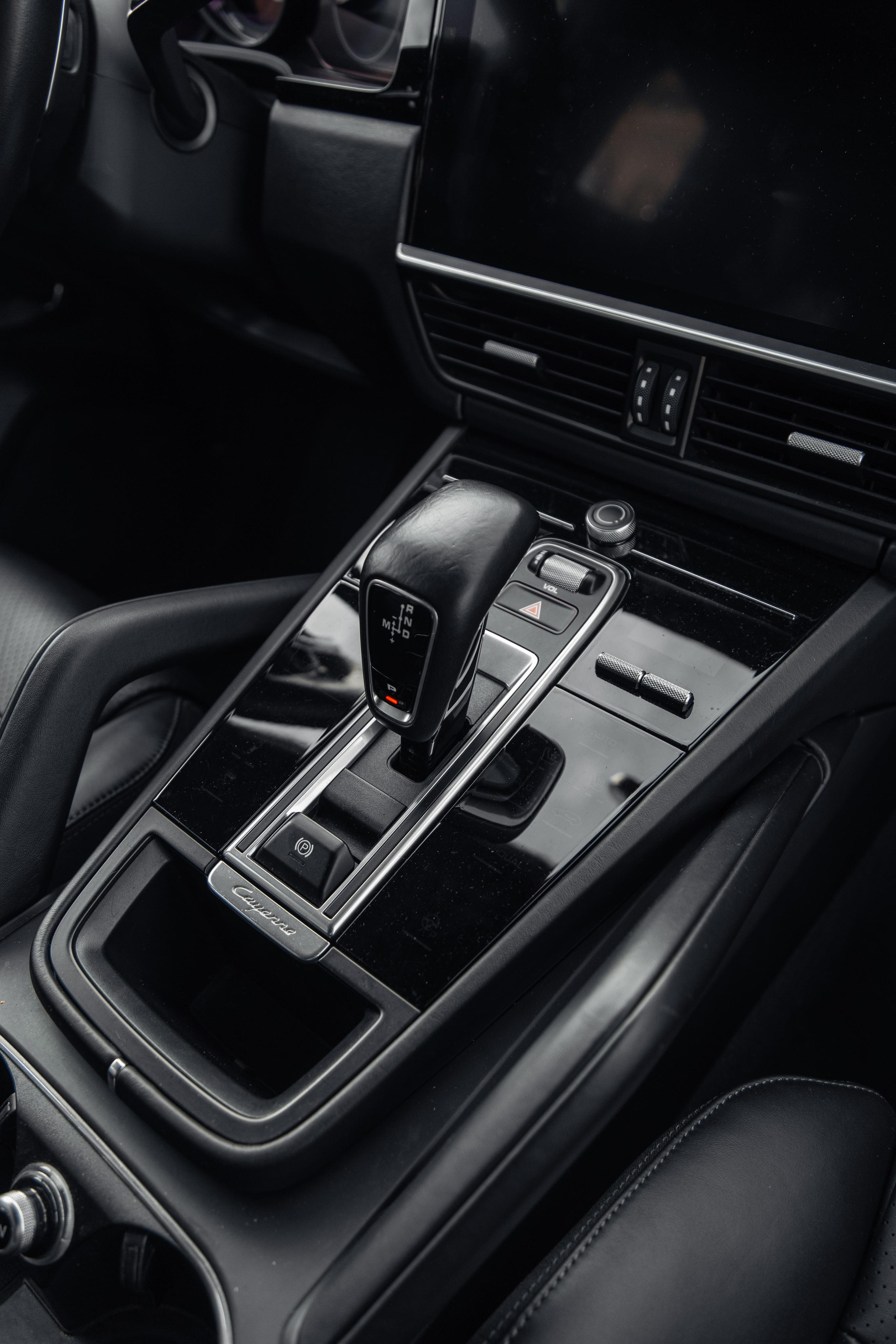 Porsche Cayenne E-hybrid. Photographe de voitures à Paris — Vitalii Motruk