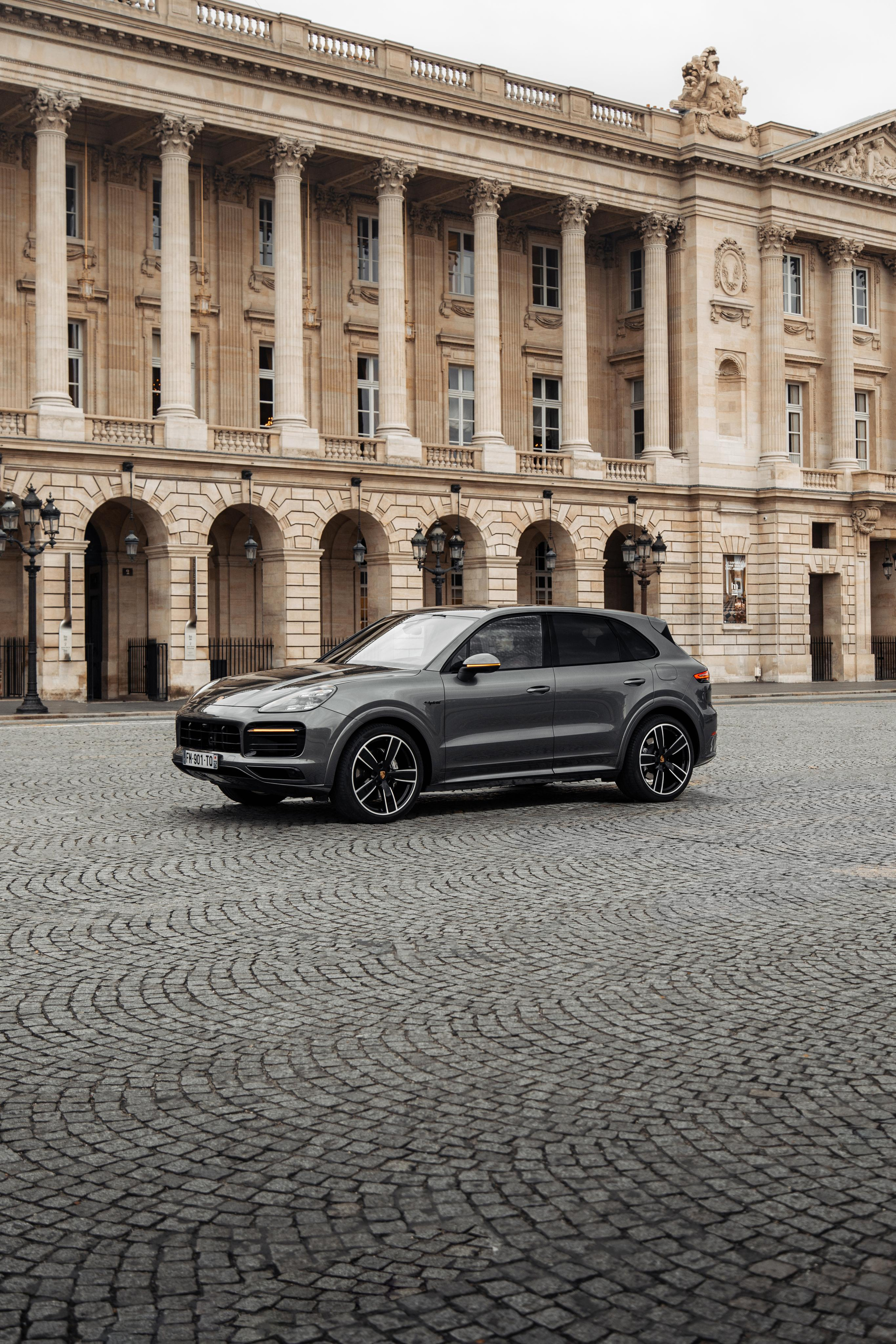 Porsche Cayenne E-hybrid. Photographe de voitures à Paris — Vitalii Motruk