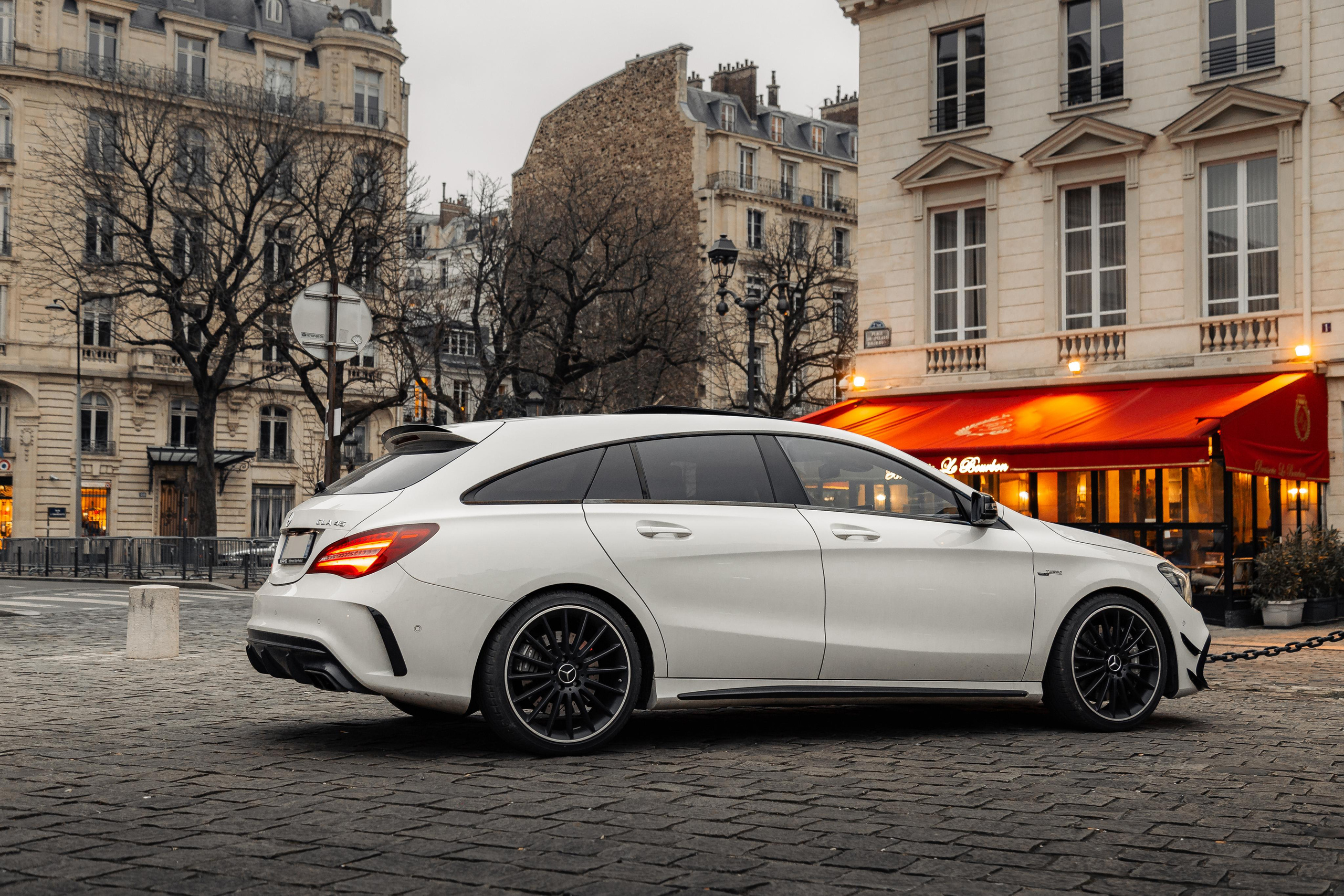 Mercedes-Benz CLA 45 AMG. Photographe de voitures à Paris — Vitalii Motruk