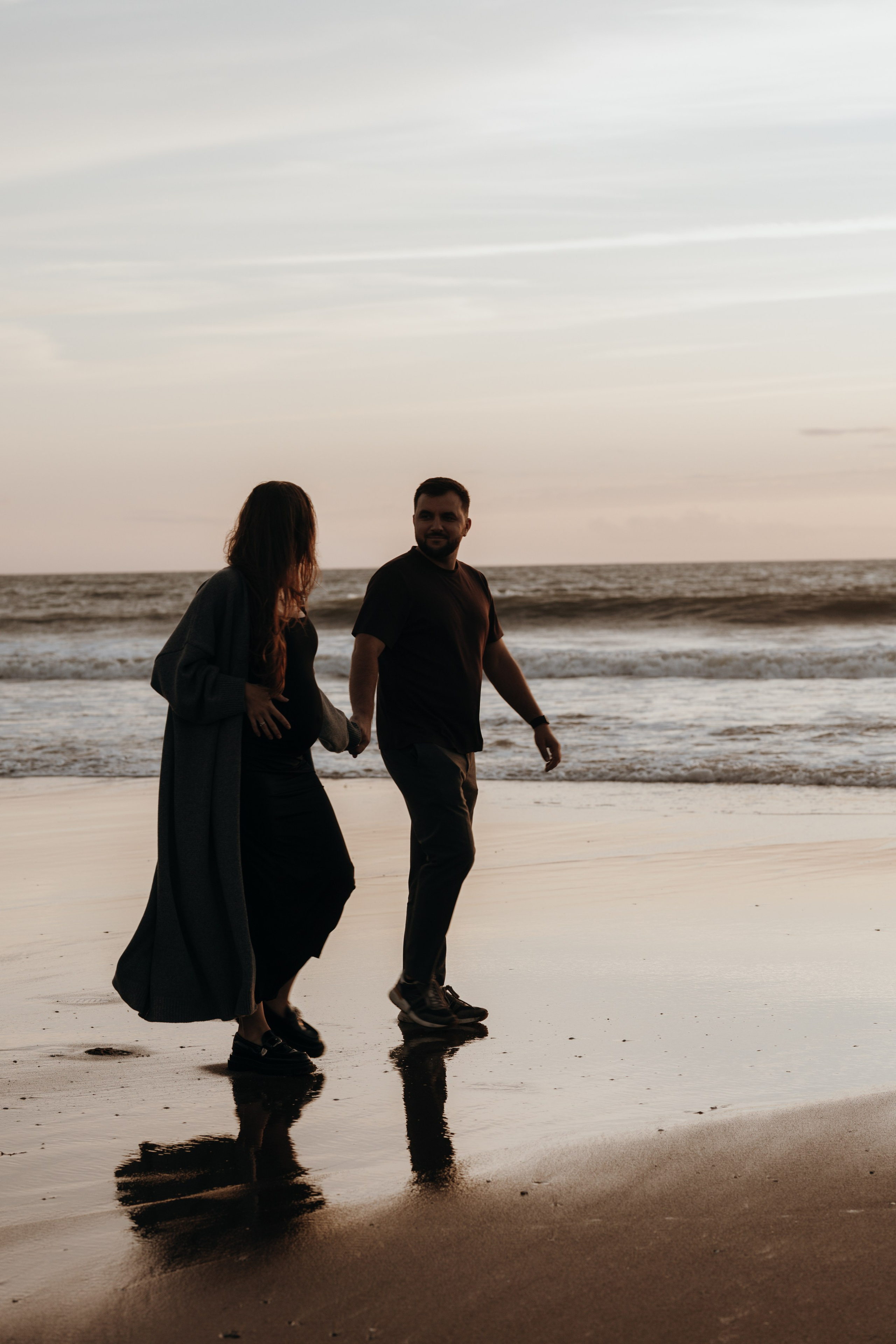 Sunset maternity photoshoot. Annah Louwagie — Lifestyle photographer for couples, families & brands | France & worldwide