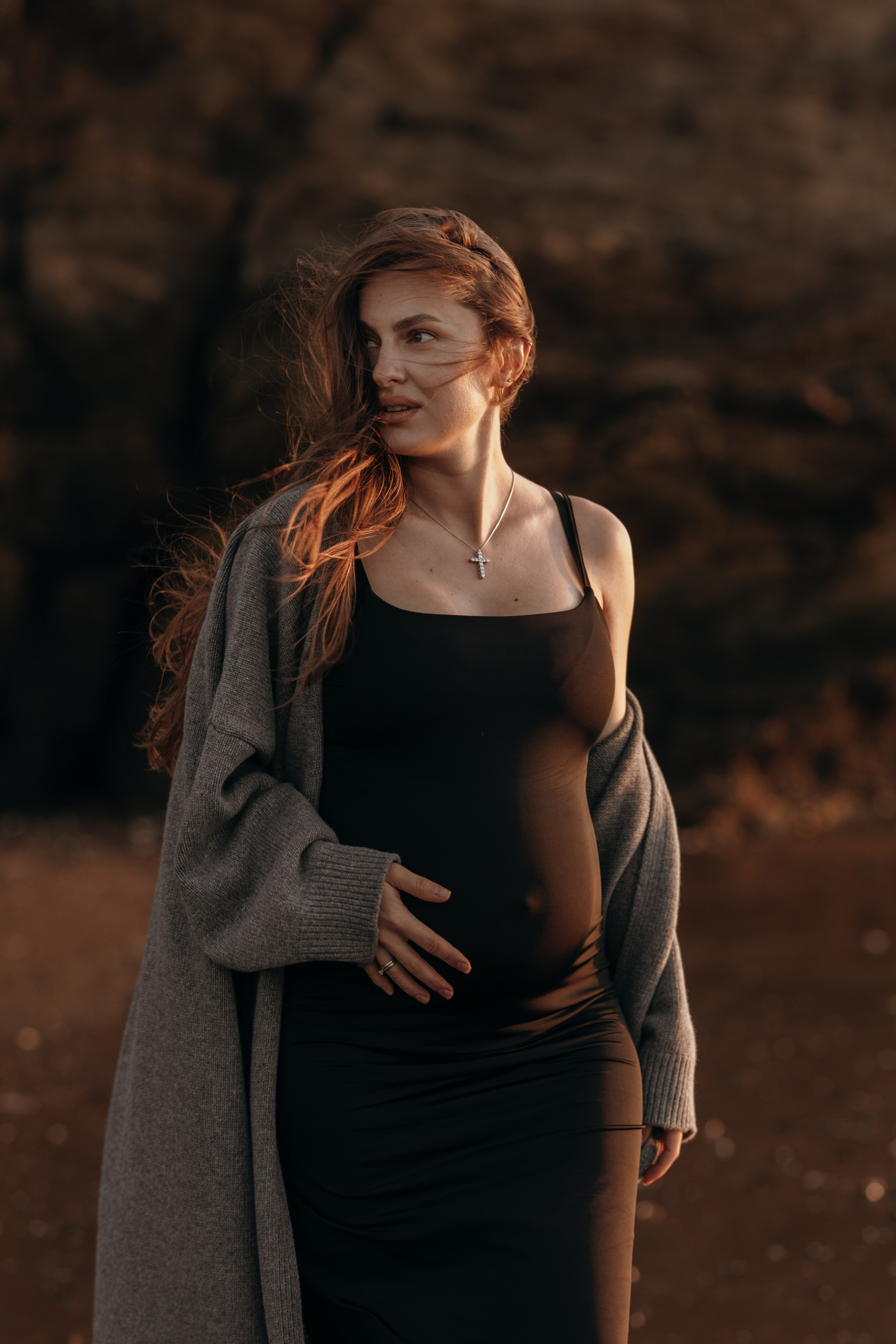 Sunset maternity photoshoot. Annah Louwagie — Lifestyle photographer for couples, families & brands | France & worldwide
