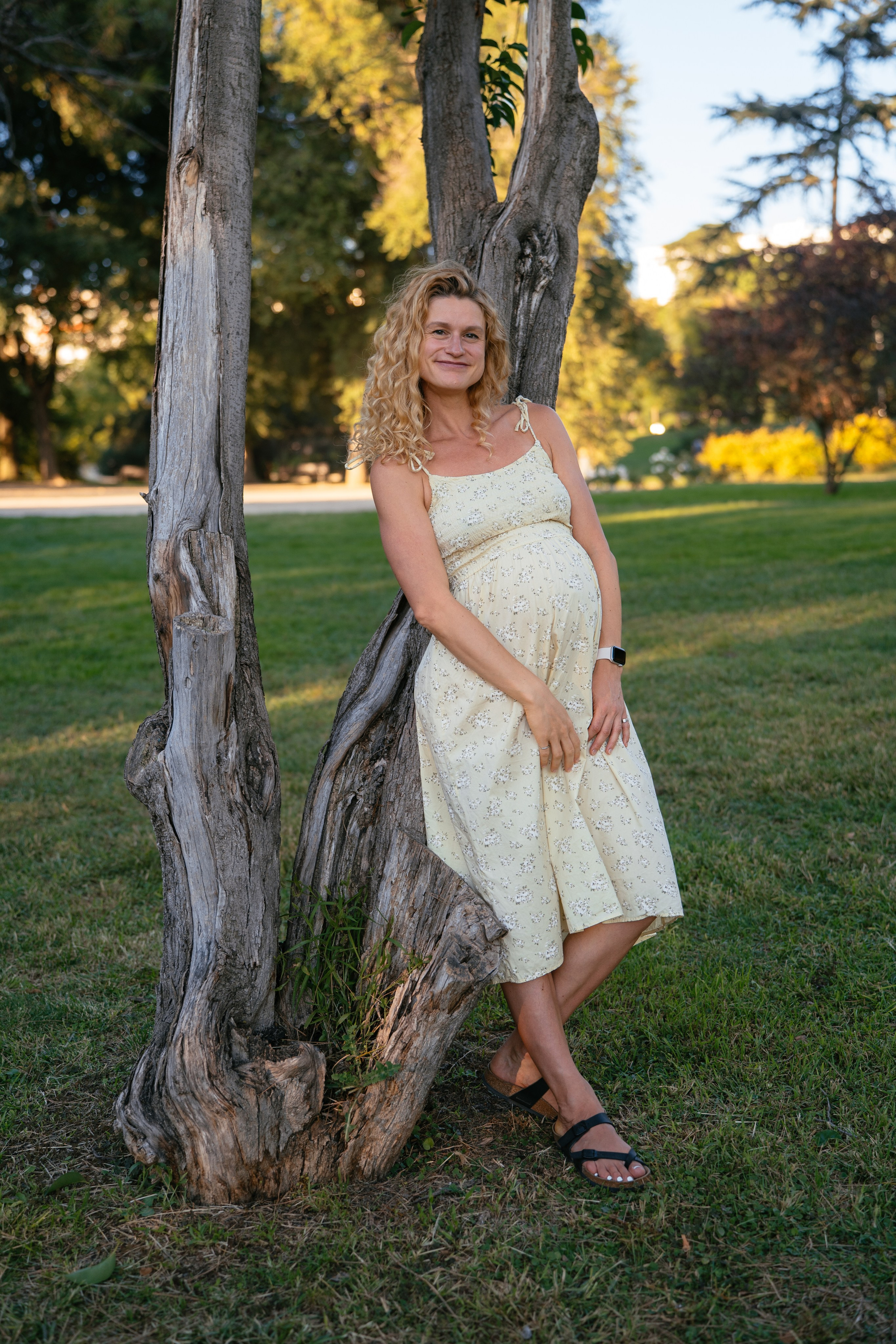 Candid pregnancy photoshoot in the park. Photographer in Madrid, Spain. Alyona Belyaninova