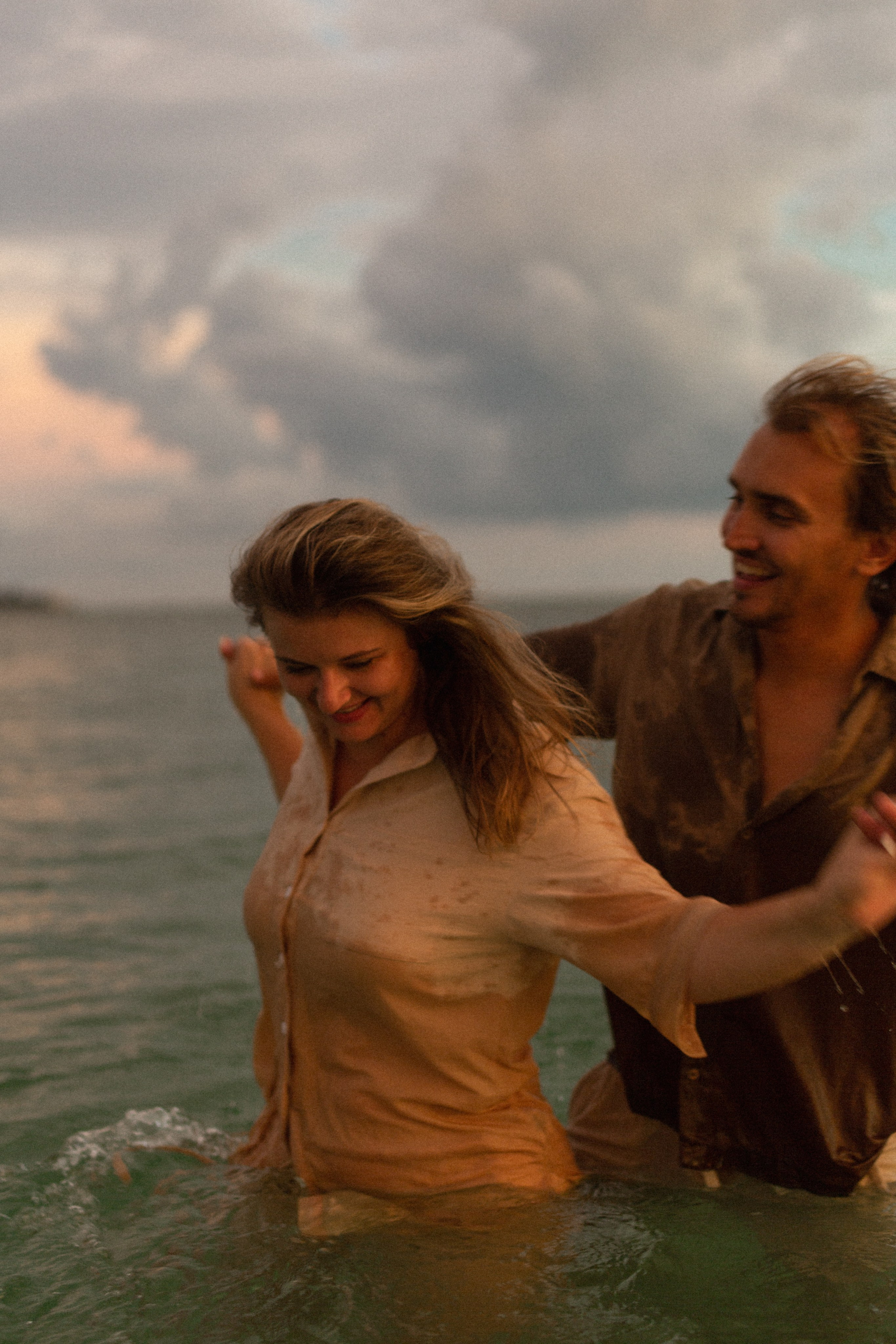 Olya & Misha. Ocean. Photographer Vladmir Gladkov