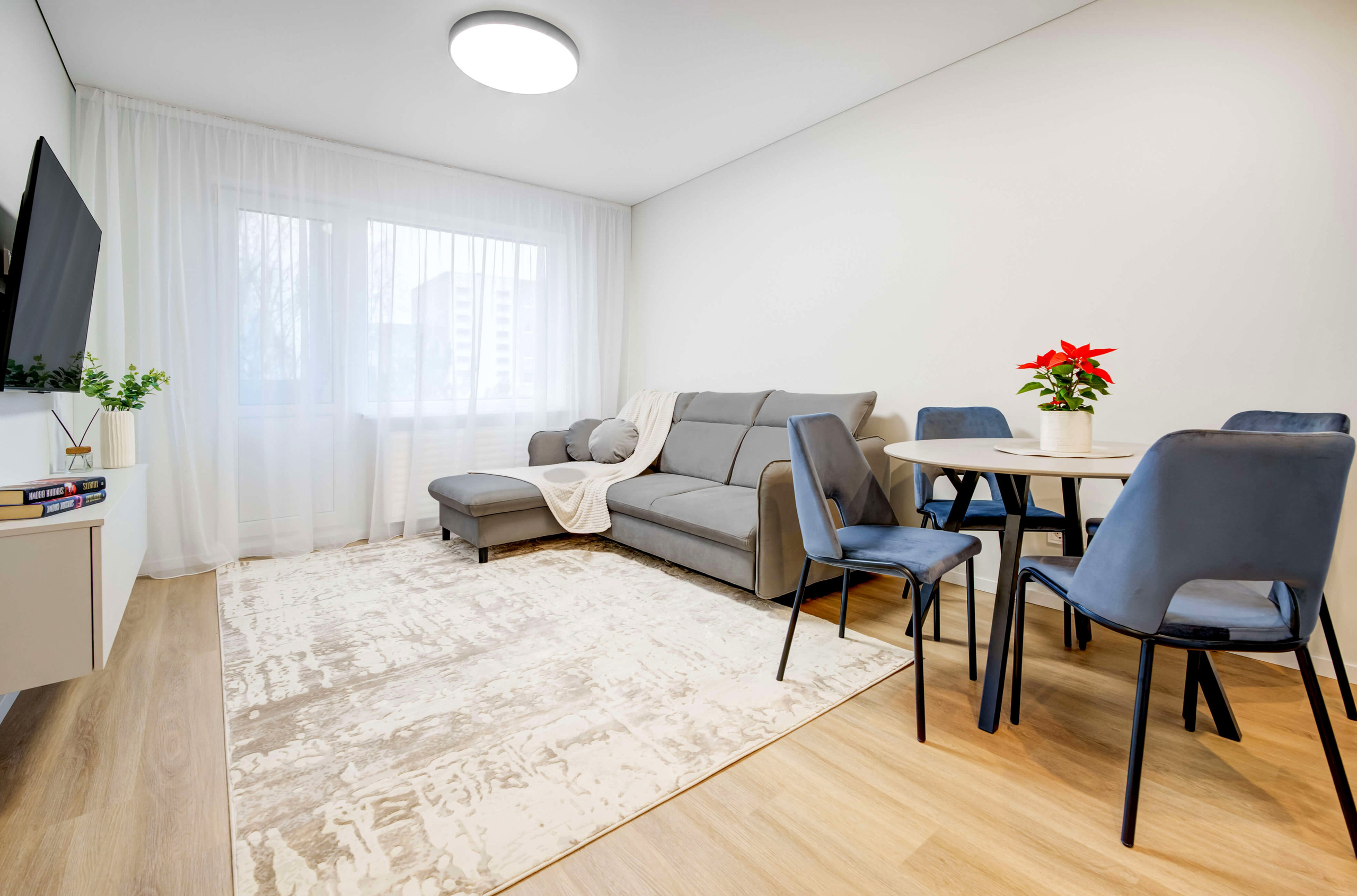 Svetainė su išplanuota poilsio zona Medeinos g. 7, Pilaitė – NT nuotraukos