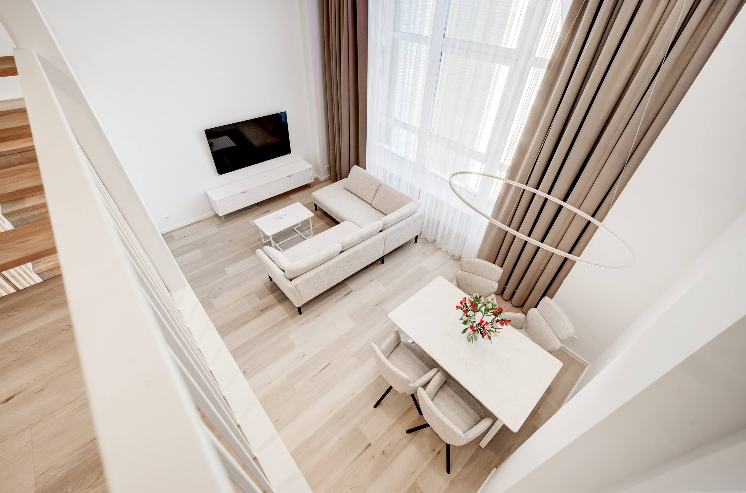 Lofto tipo erdvės interjero nuotrauka, pabrėžianti būsto tūrį ir šviesą.