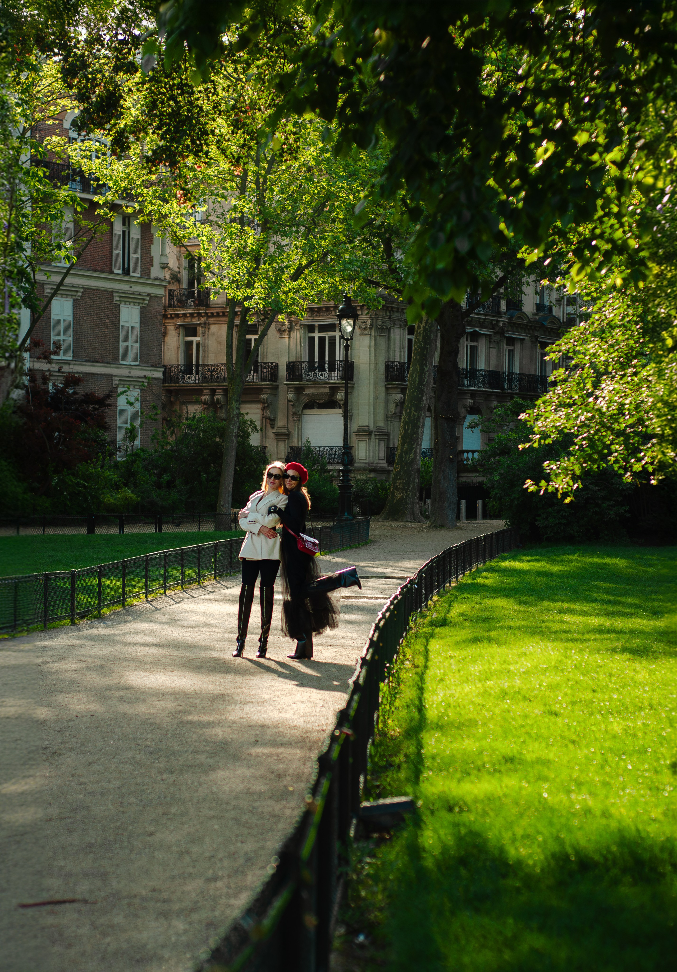 Фотосессия с подругой в Париже. Фотограф в Париже Полина Осипова