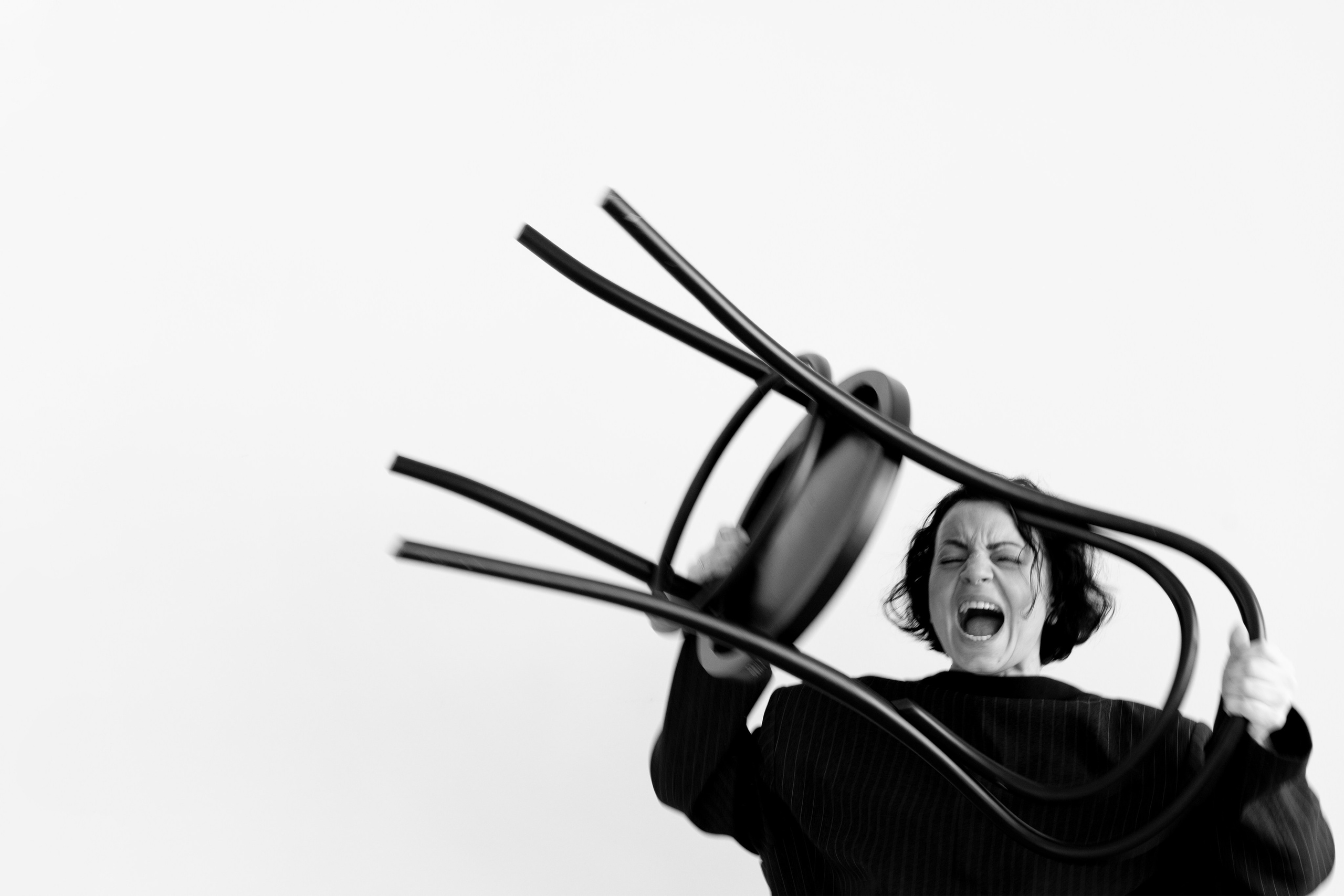 Starke Emotionen als wichtiger Aspekt der Frau. Schwarz-weiß Fotografie in Münster. Fotografin Viktoria Roschen