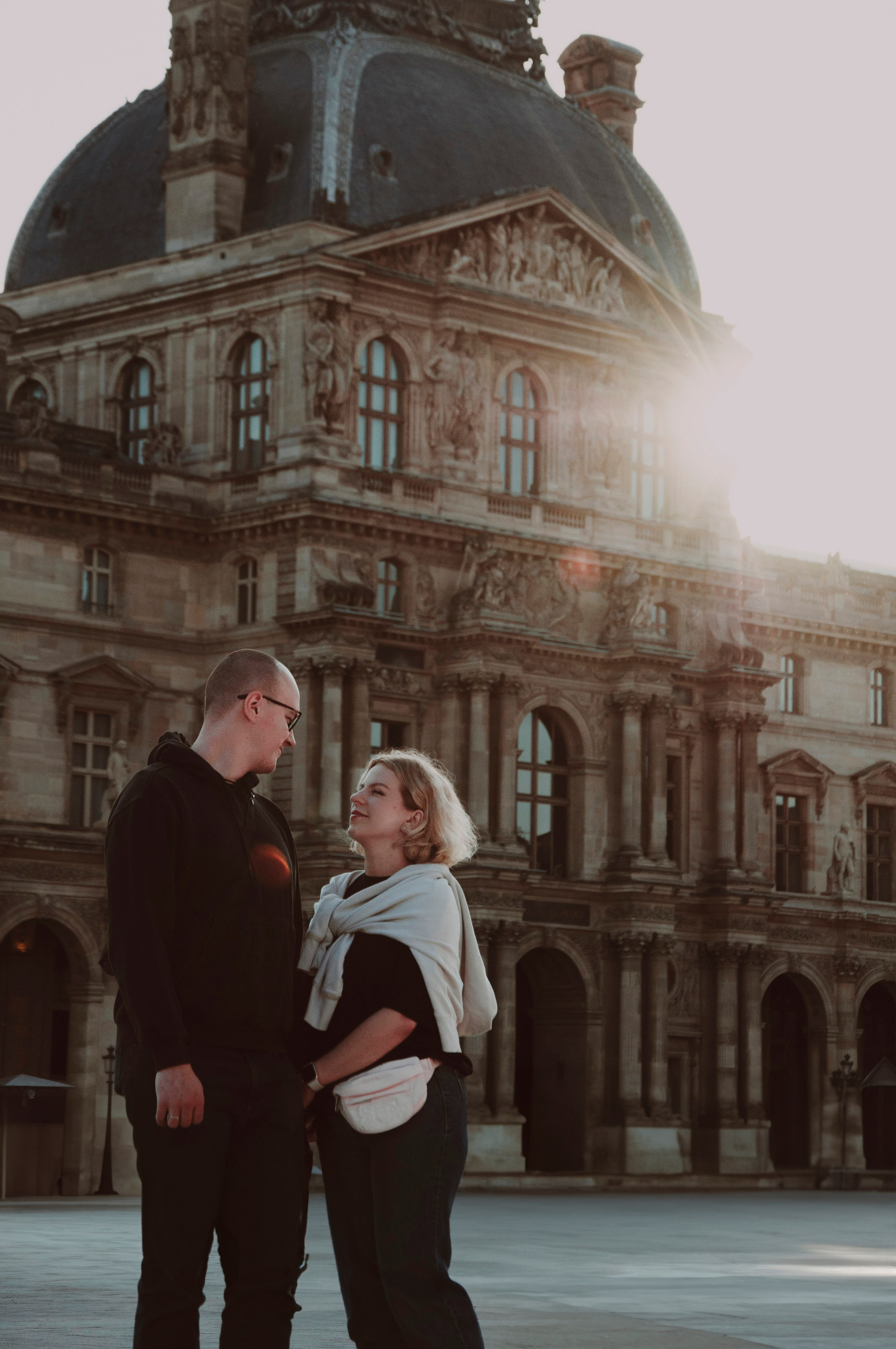 Couple photoshoot near the Louvre. Paris photographer — Polina Osipova
