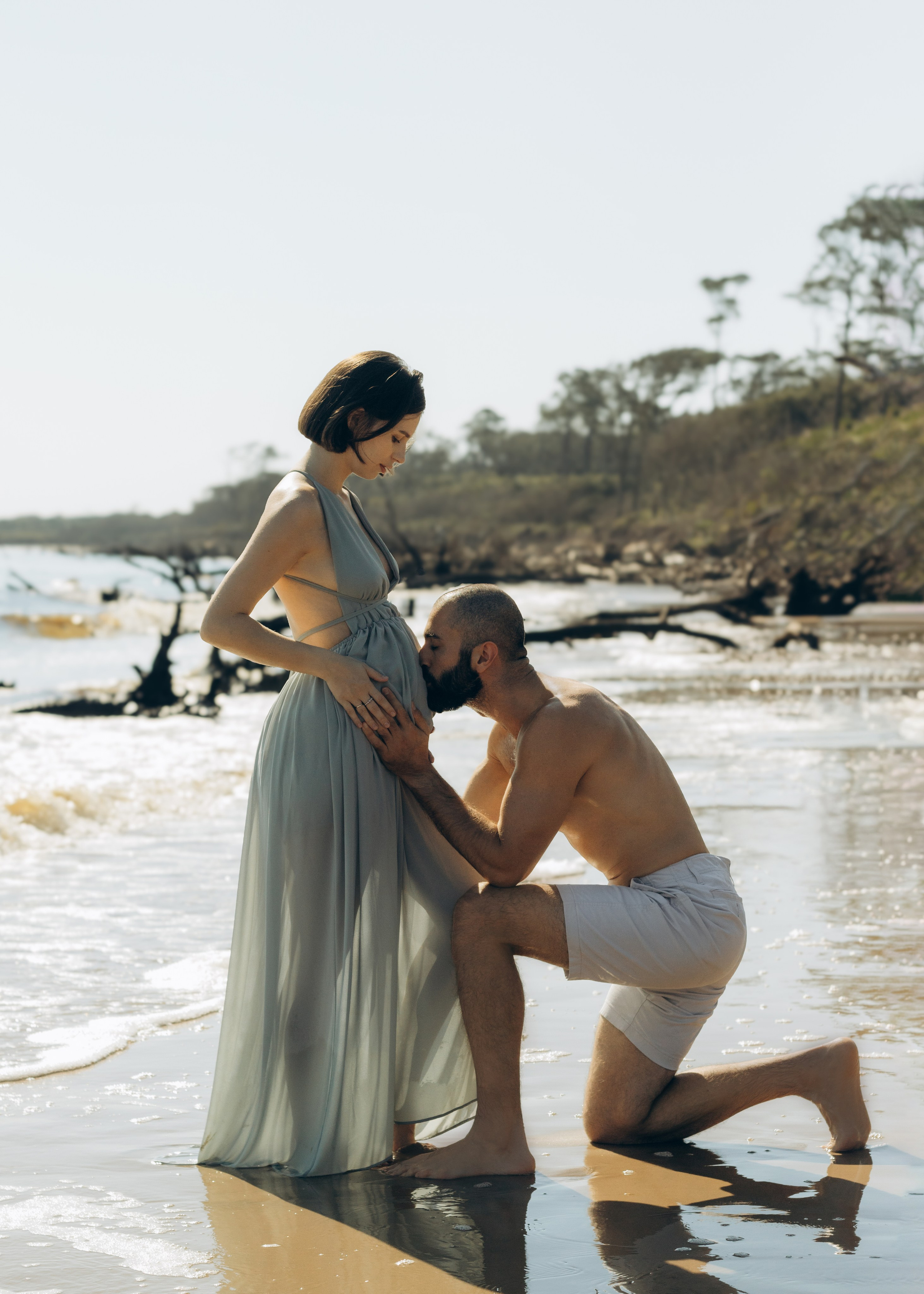 Maternity photoshoot at the beach. Portrait and couples photographer in Florida, Valeriia Honcharova