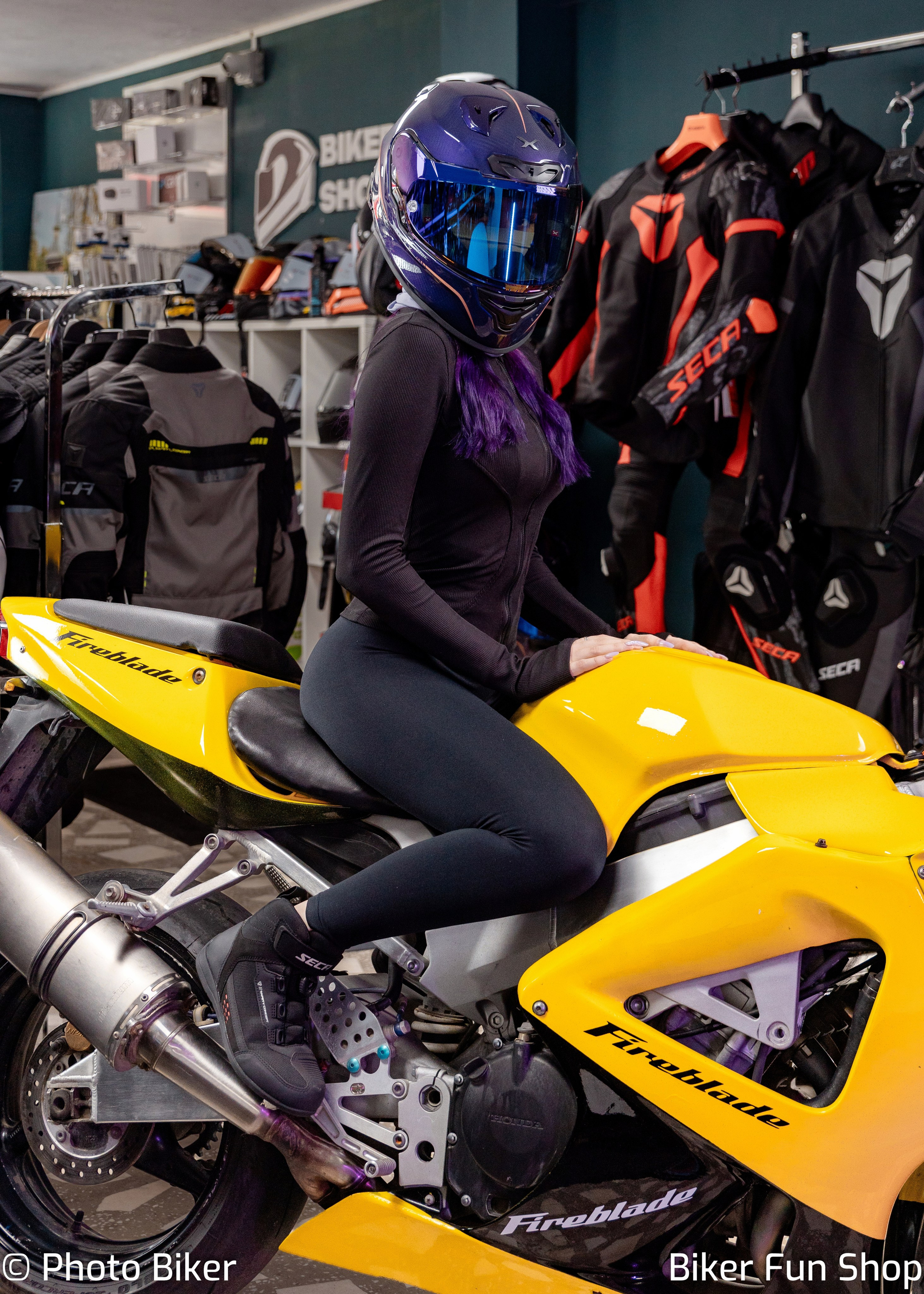 Sesiune foto magazin Biker Fun Shop. Lucian Dedeu — Fotograf