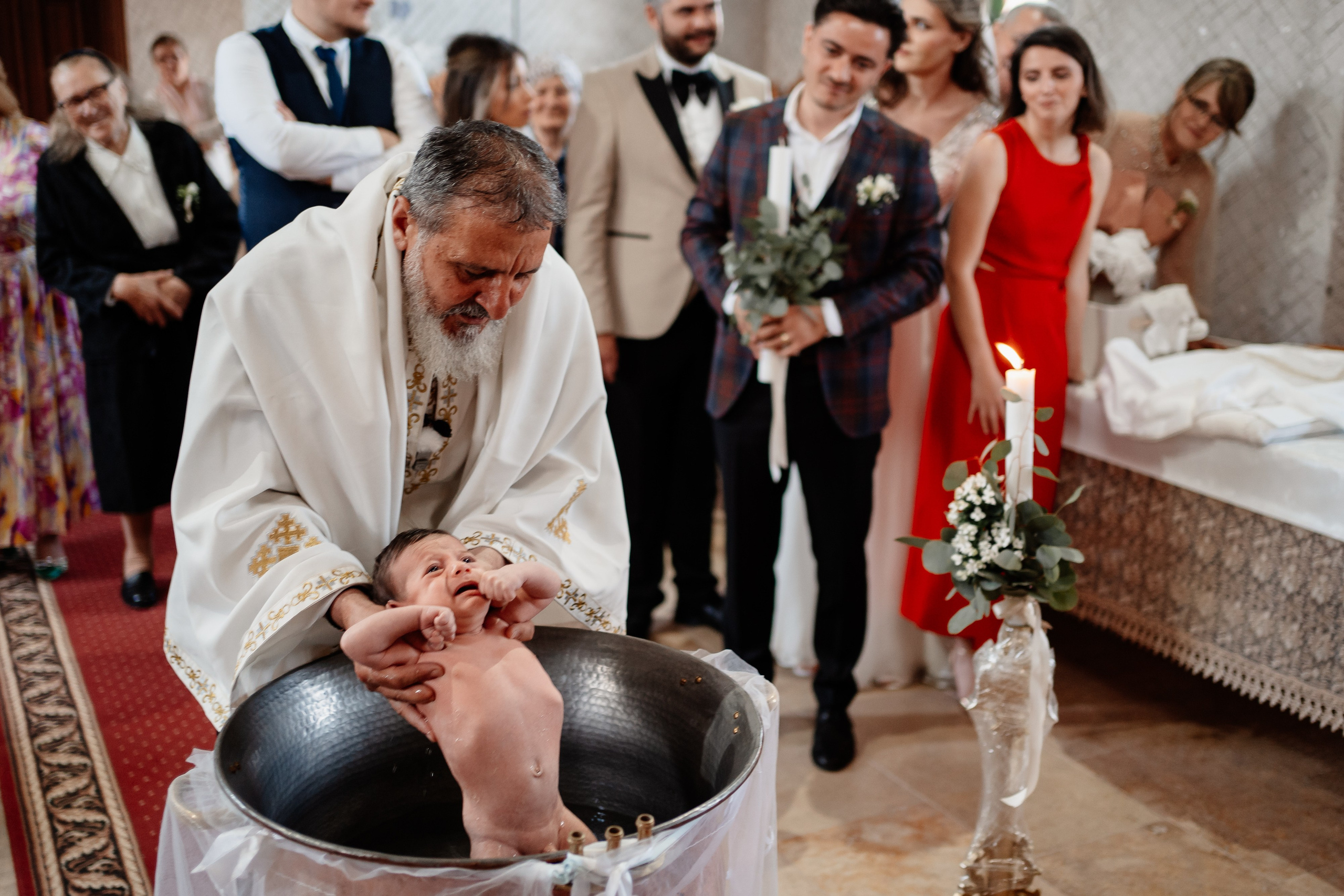 Moment emoționant între miri în ziua nunții, surprins într-un cadru natural și romantic, la Grădina Lahovari. Fotografie de nuntă profesională, editată artistic pentru a evidenția emoția și eleganța evenimentului.