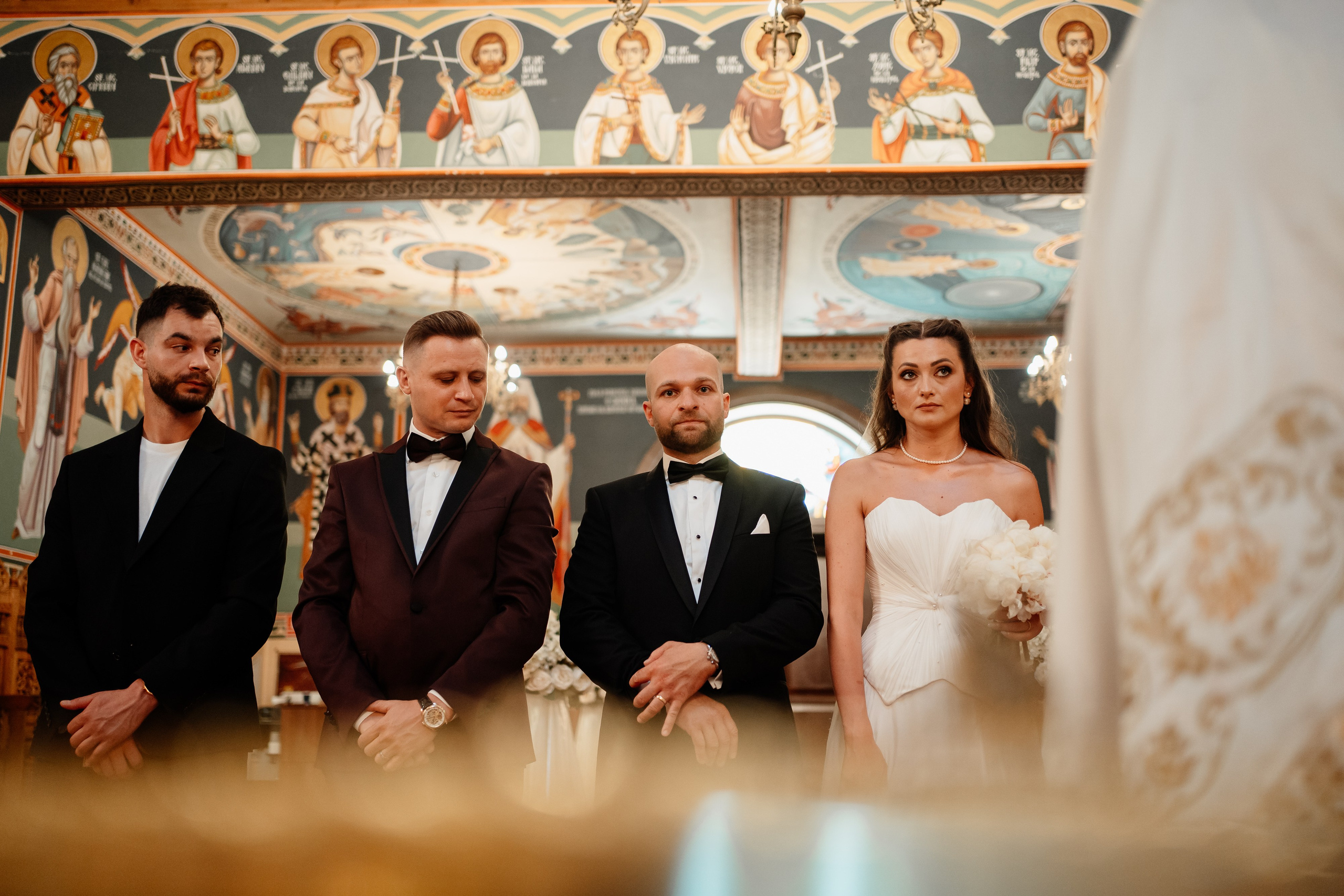 Moment emoționant între miri în ziua nunții, surprins într-un cadru natural și romantic, la Bokka Buftea. Fotografie de nuntă profesională, editată artistic pentru a evidenția emoția și eleganța evenimentului.