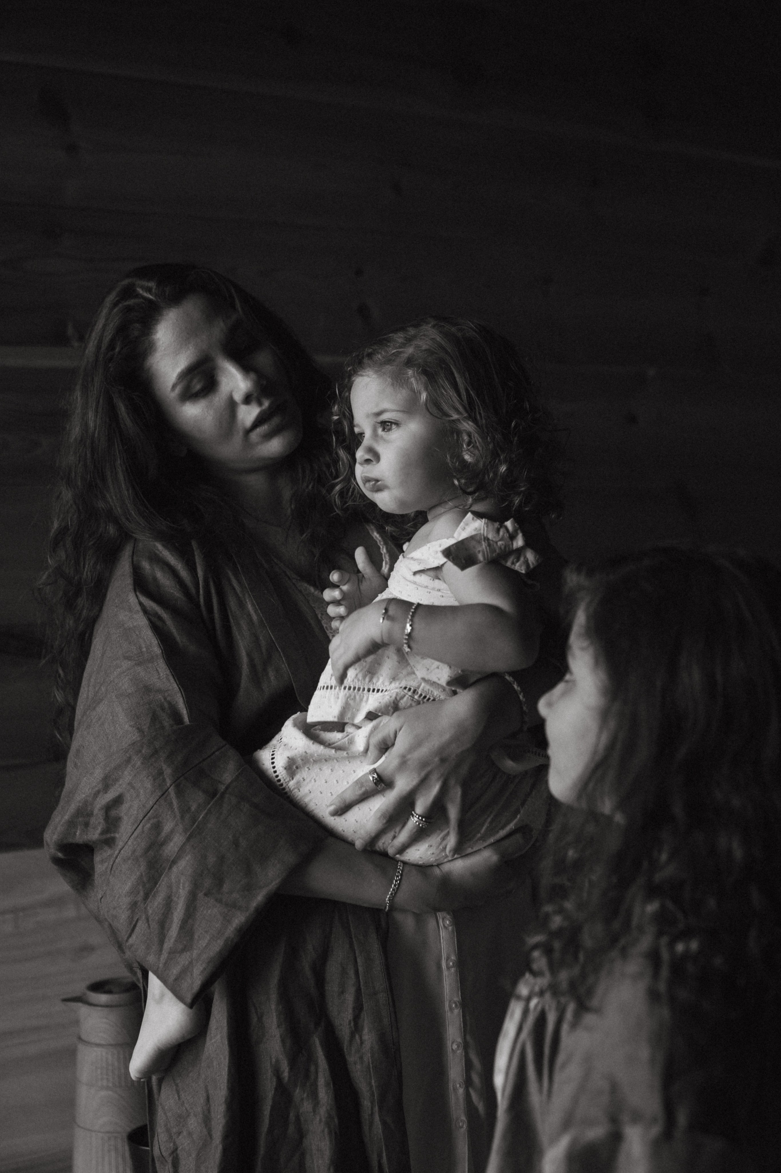 Amnah with daughters. Family photographer in Saudi Arabia