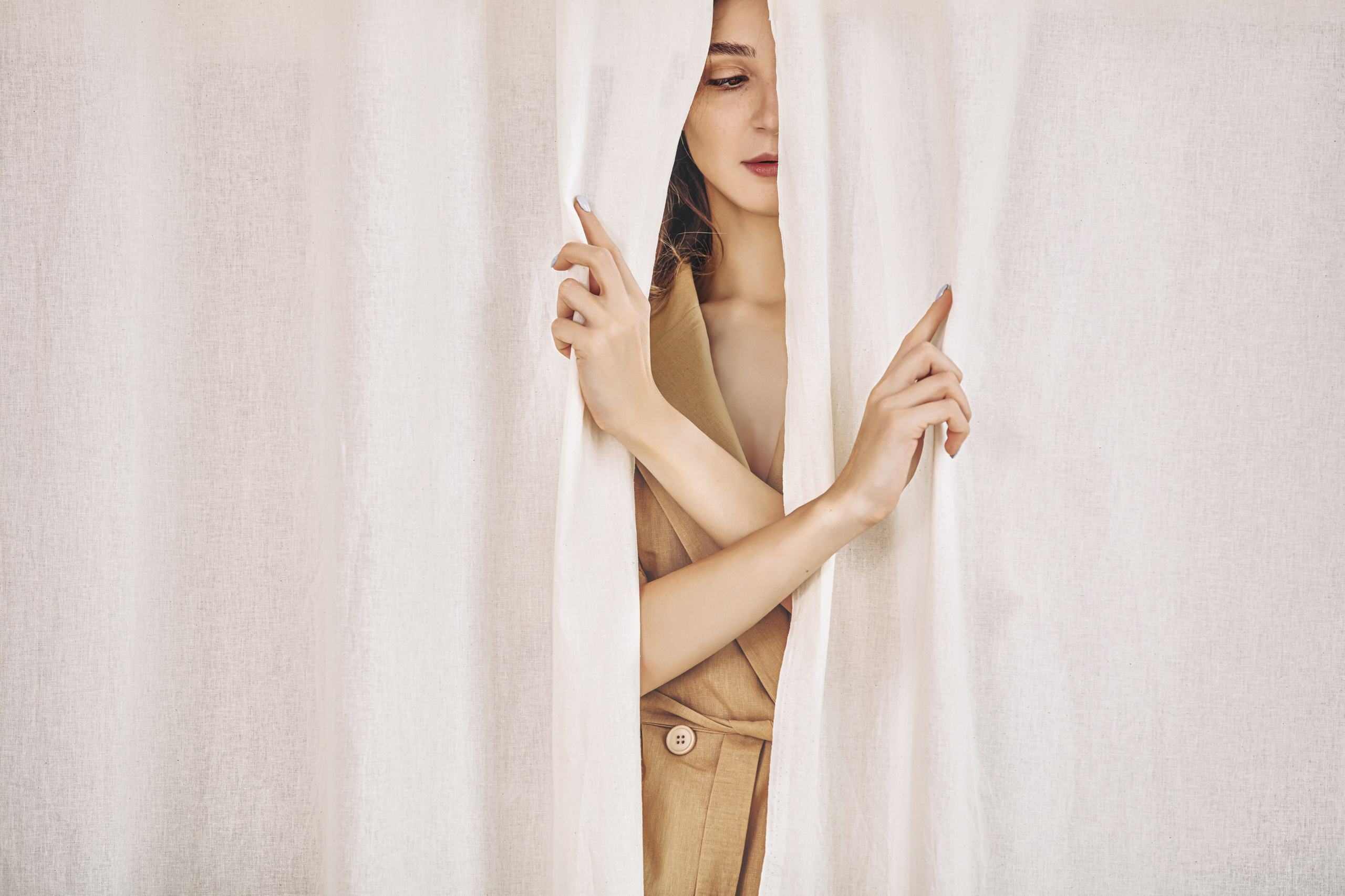Profil artistique d’une femme en costume jaune – séance photo individuelle haut de gamme en Bourgogne