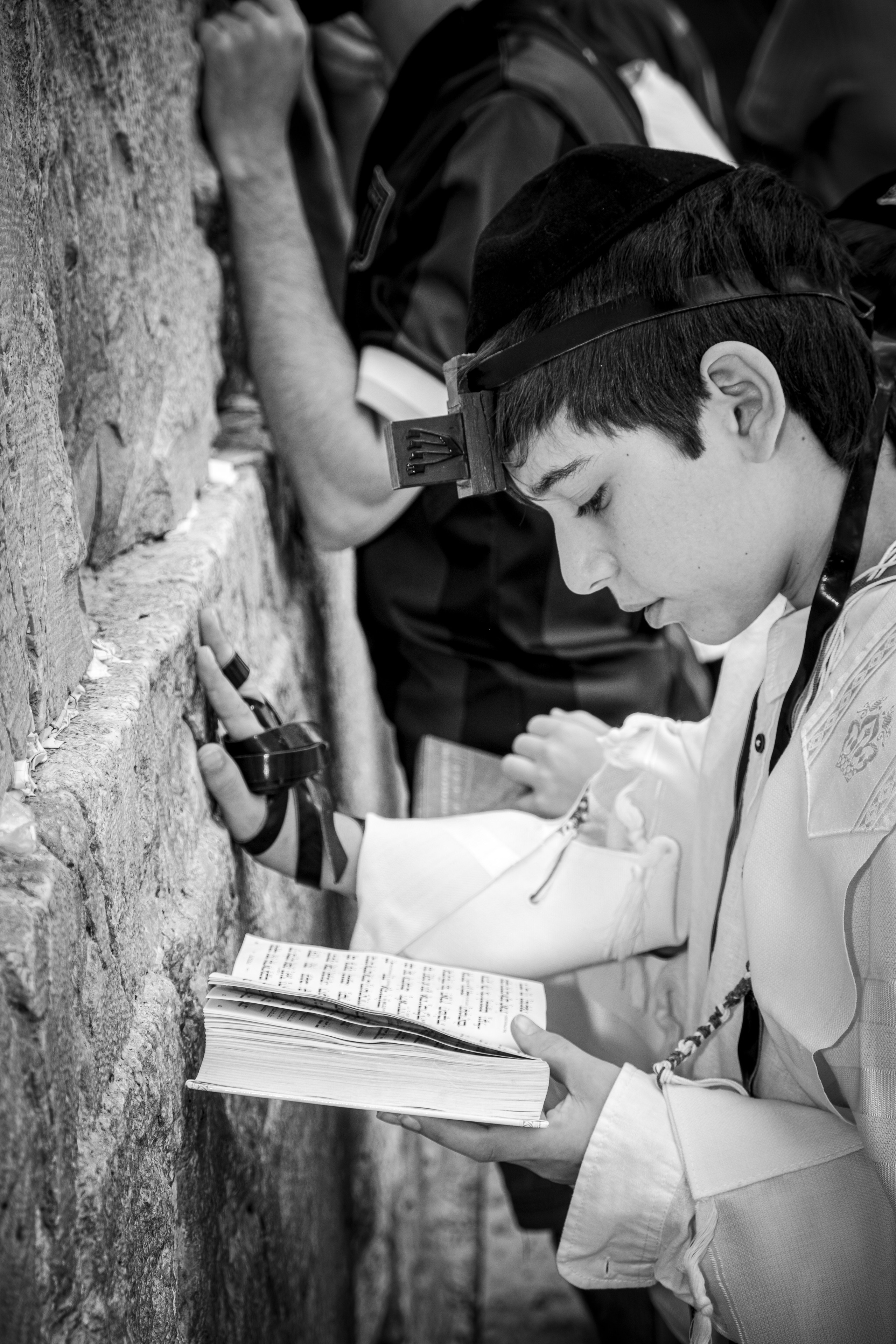 Torah reading ceremony Jerusalem Bar Mitzvah photographer capturing ceremony at the Kotel
