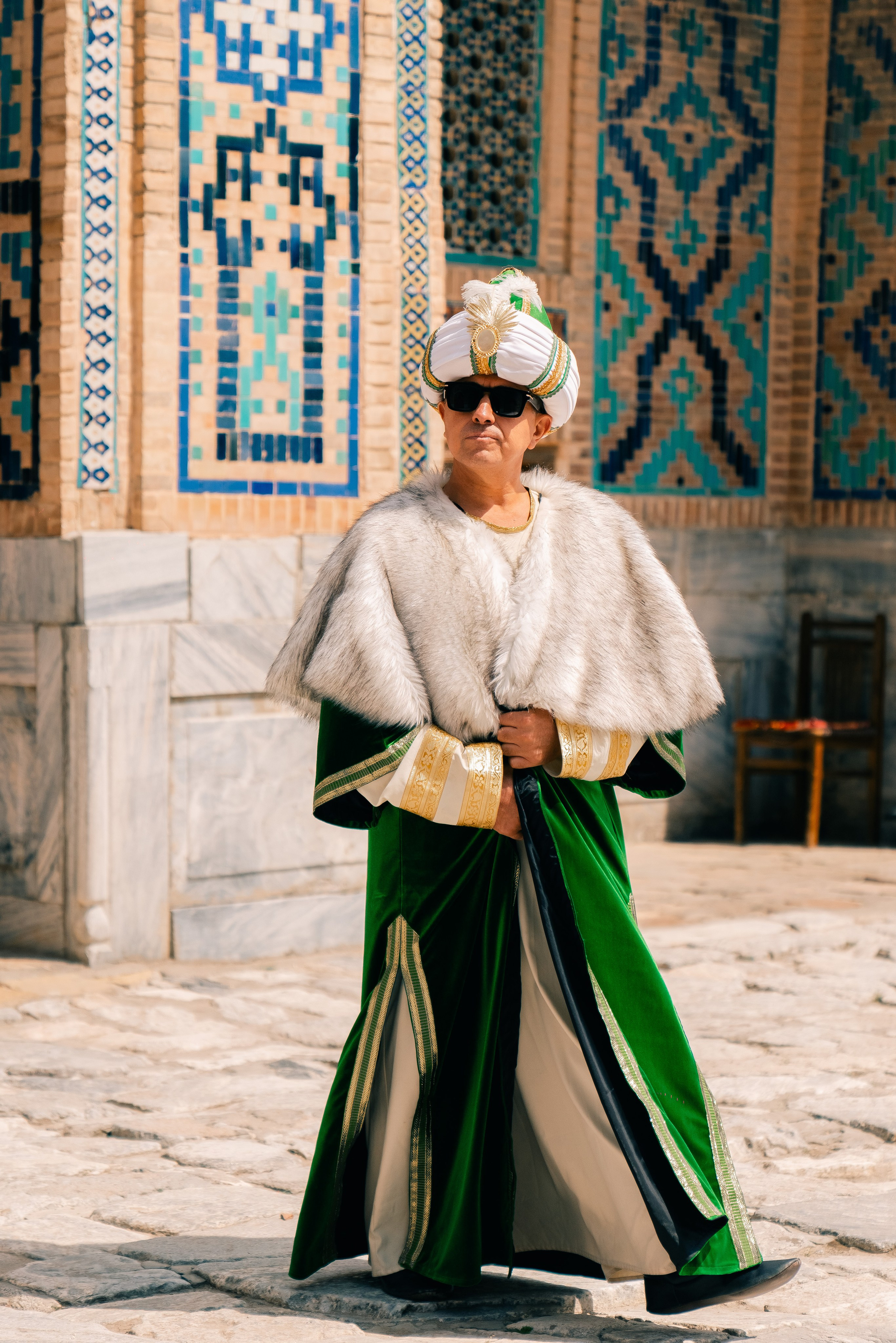 Мужчина в королевском восточном уборе с меховым халатом. Фотограф в Узбекистане и Самарканде Джасур Марупов