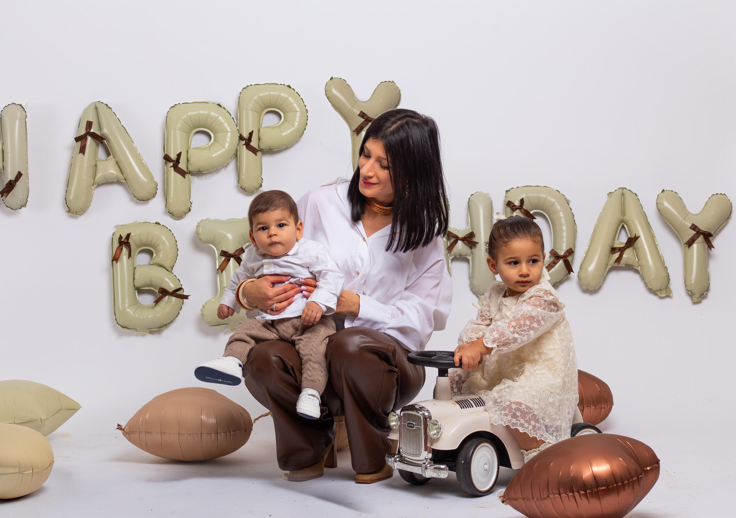 Photographie anniversaire enfant 2 ans avec sa maman et son frère