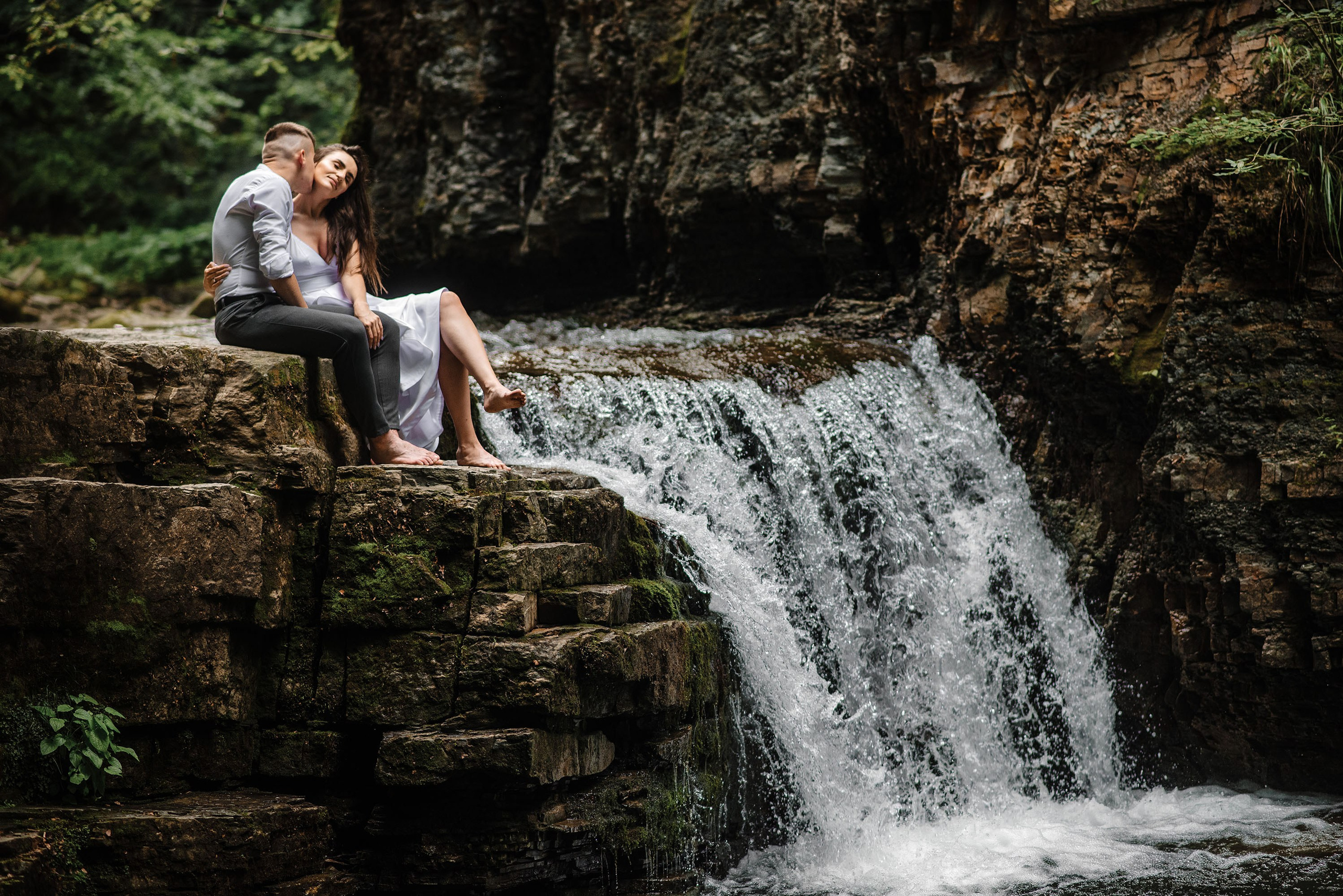 Вася та Оля дозйомка Манявський водоспад. Весільний та портретний фотограф Кизим Арсен