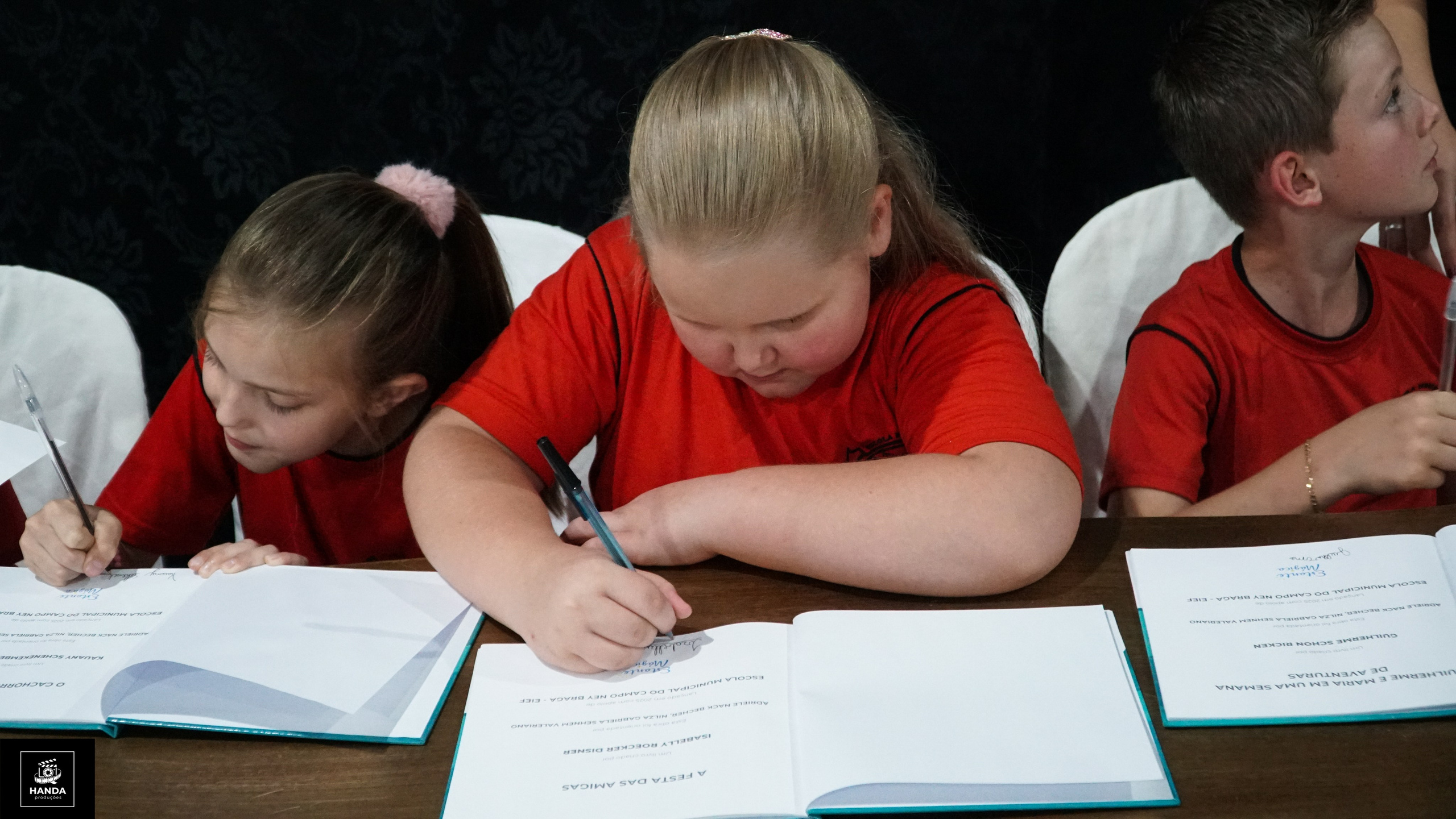 Noite autógrafos colégio Aurélio Buarque de Holanda. Handa Produções