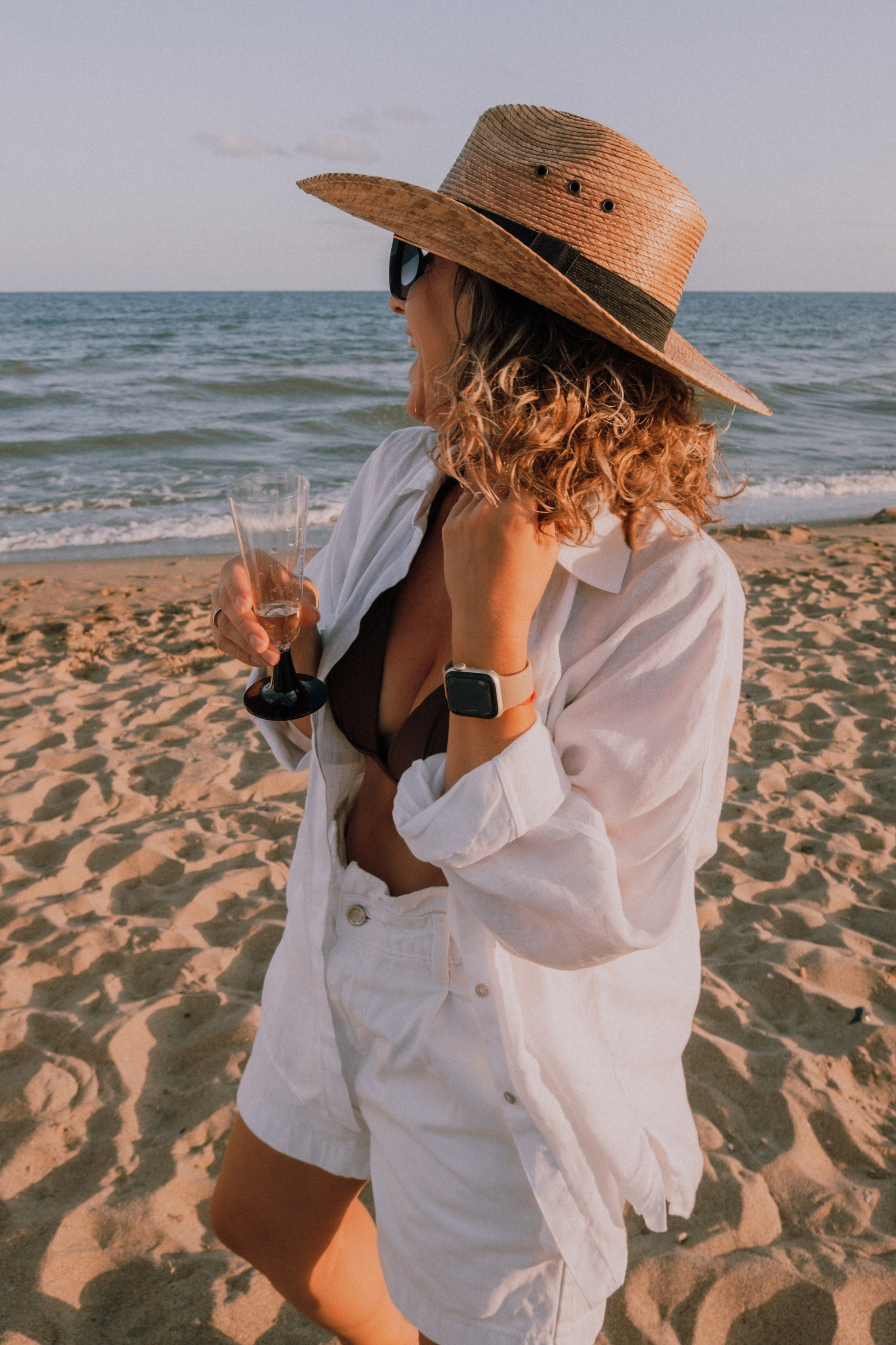 Sesión de amigas en la playa. Fotografía profesional en Calafell - Elena Medvedeva