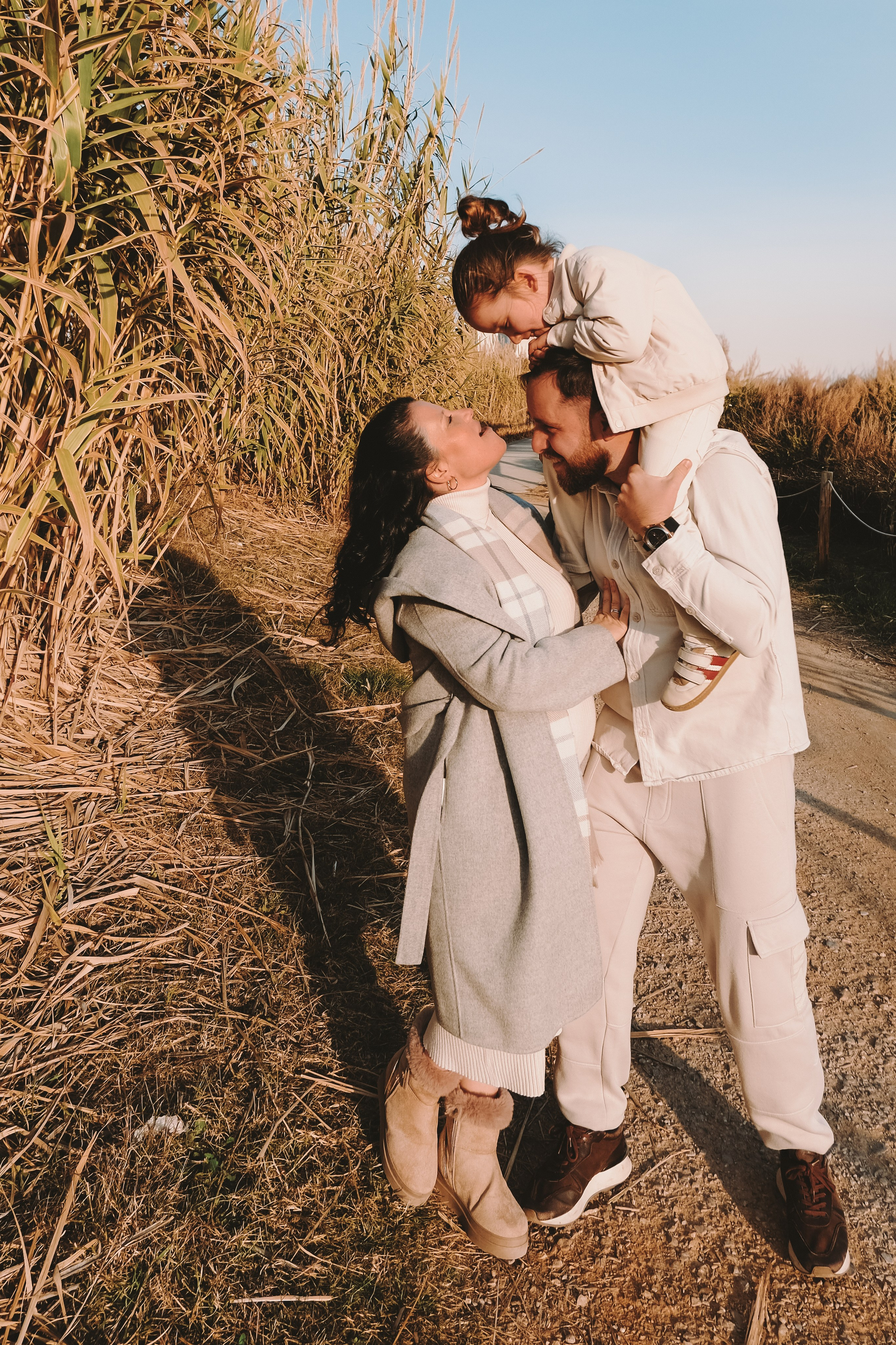 Sesión familiar embarazo. Fotografía profesional en Calafell - Elena Medvedeva