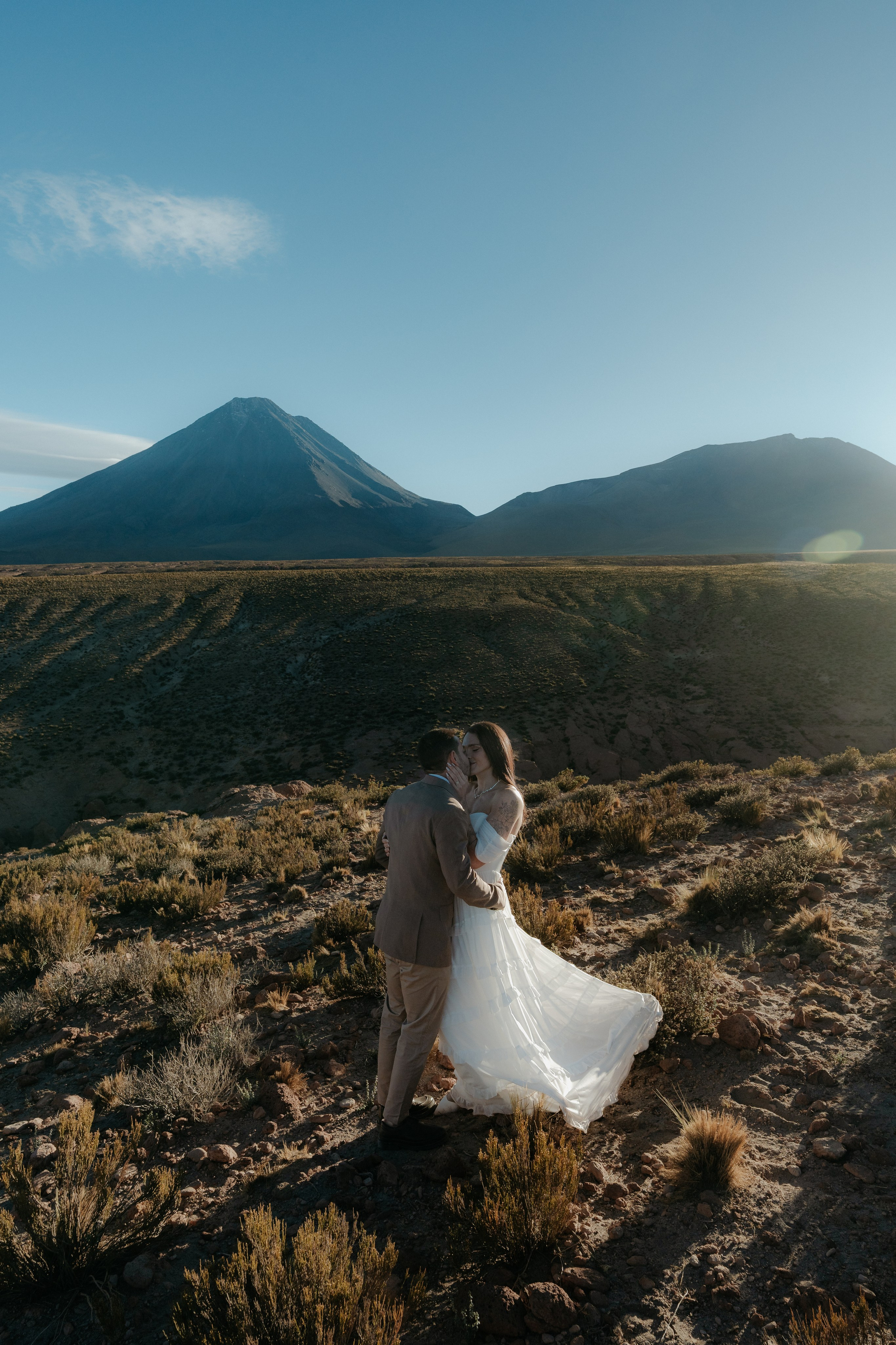 Pre-wedding no mirante do vulcão Licancabur. Photographer in San Pedro de Atacama
