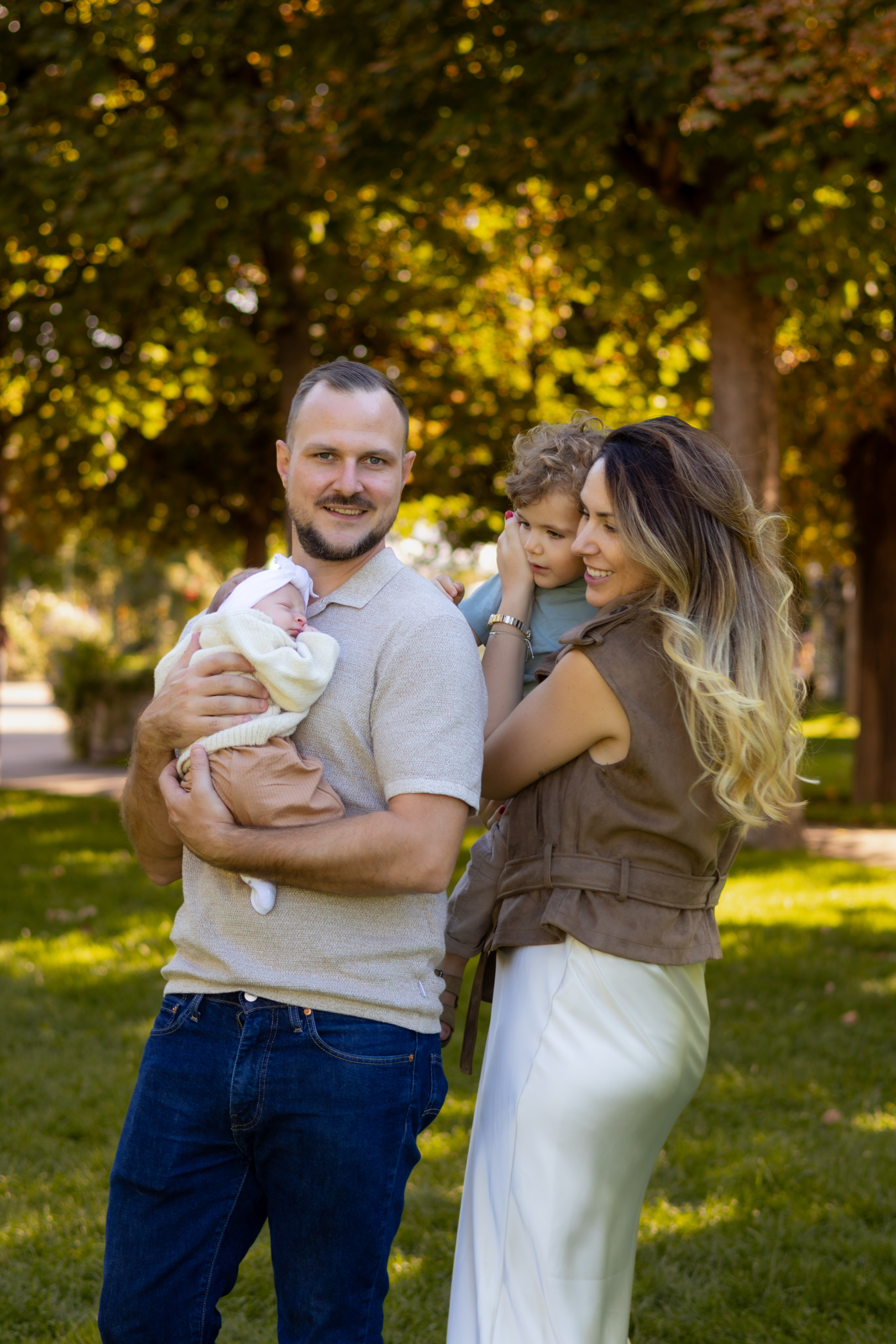 Family afternoon at the park. Portrait photographer in Vienna