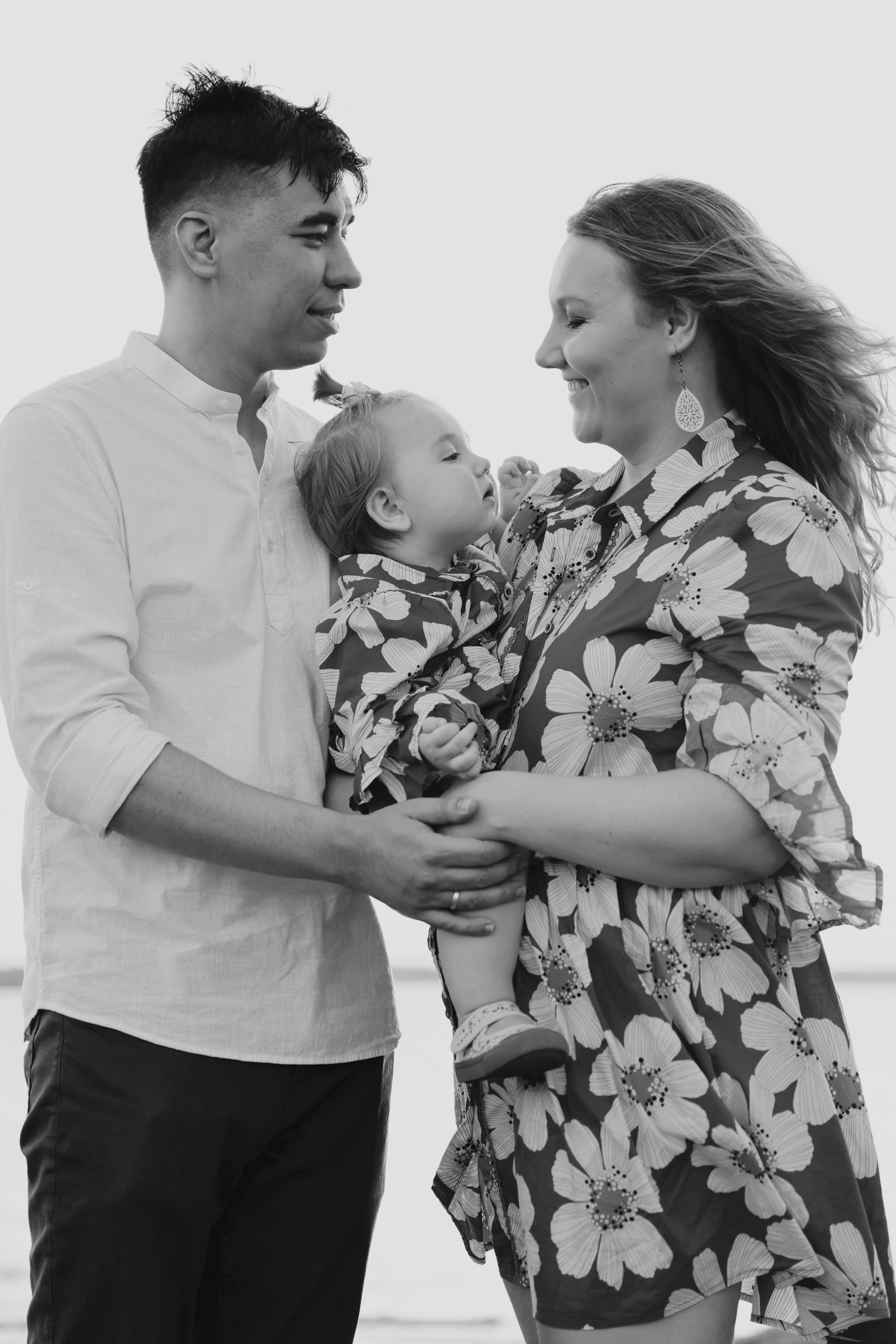 Baby Family Photoshoot – Outdoor Family Photography with Infant or Toddler. Lana Petrychenko — Portrait & Family Photographer. Valencia, Spain