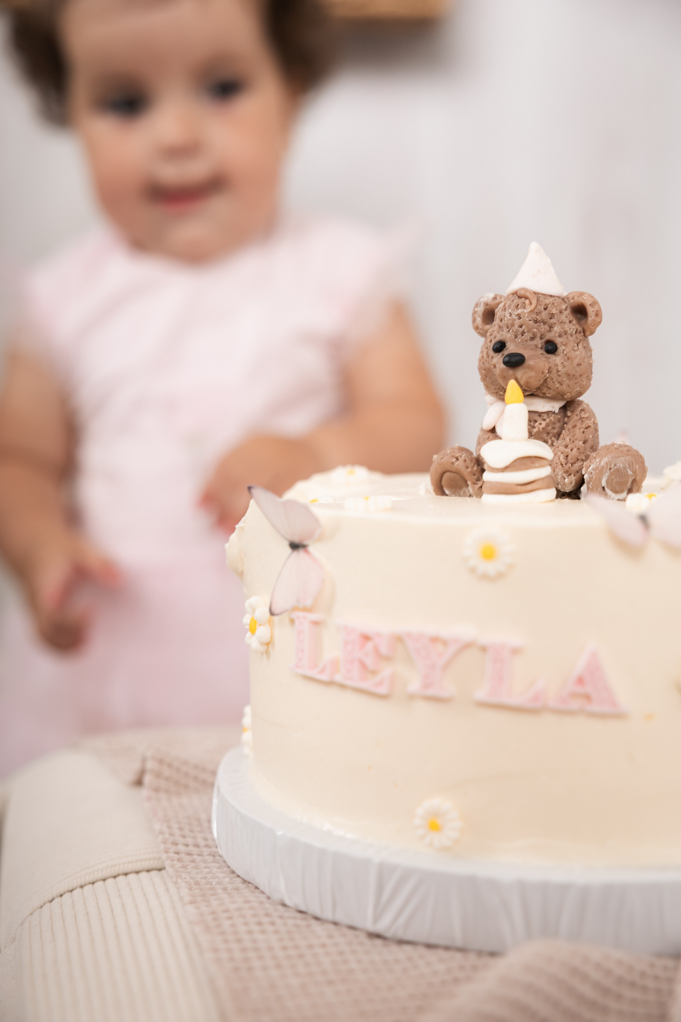 Smash cake focení — první narozeniny plné radosti. Lifestyle a rodinná fotografka v Pisku Oxana Telupilova