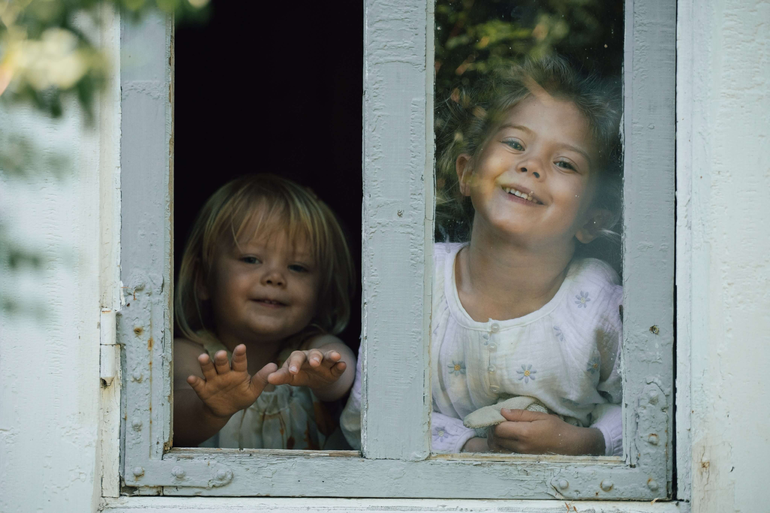 Søsken leker sammen under familiefotografering