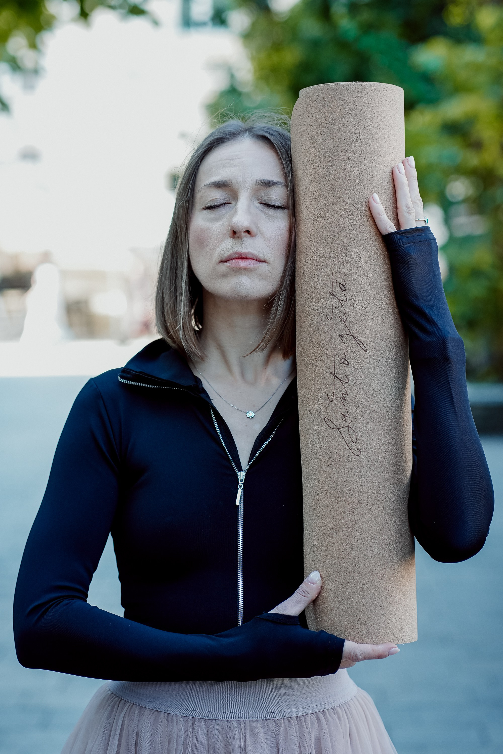 Sunt o Zeita — yoga on street. MARINABUGS