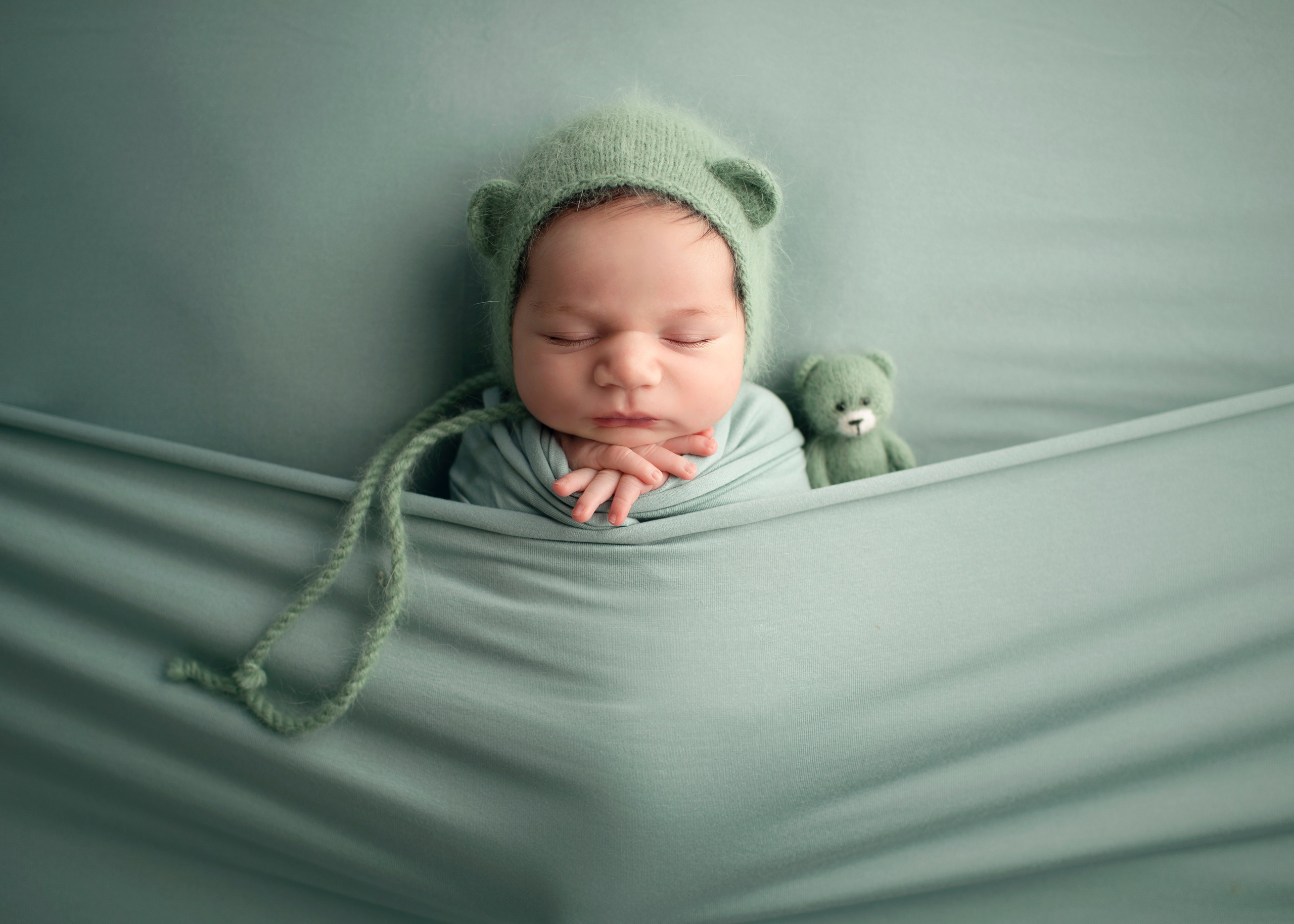 Mamma och bebis delar ett ögonblick av närhet, ett fotografi full av värme.