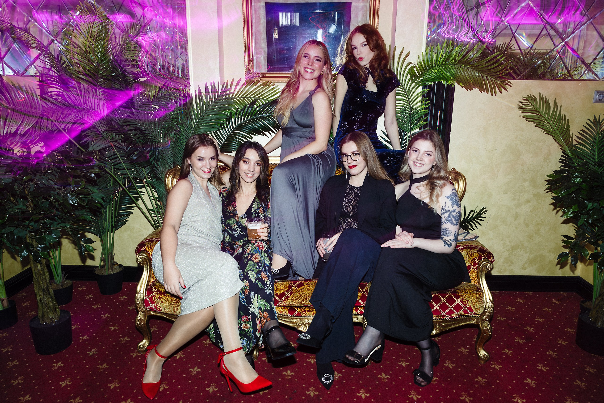 Новогодняя фотосессия в стиле «Оскар» для компаний — свет софитов и звёздные кадры. Евгений Тимофеев | Свадебный и контент-фотограф и видеограф в Риге