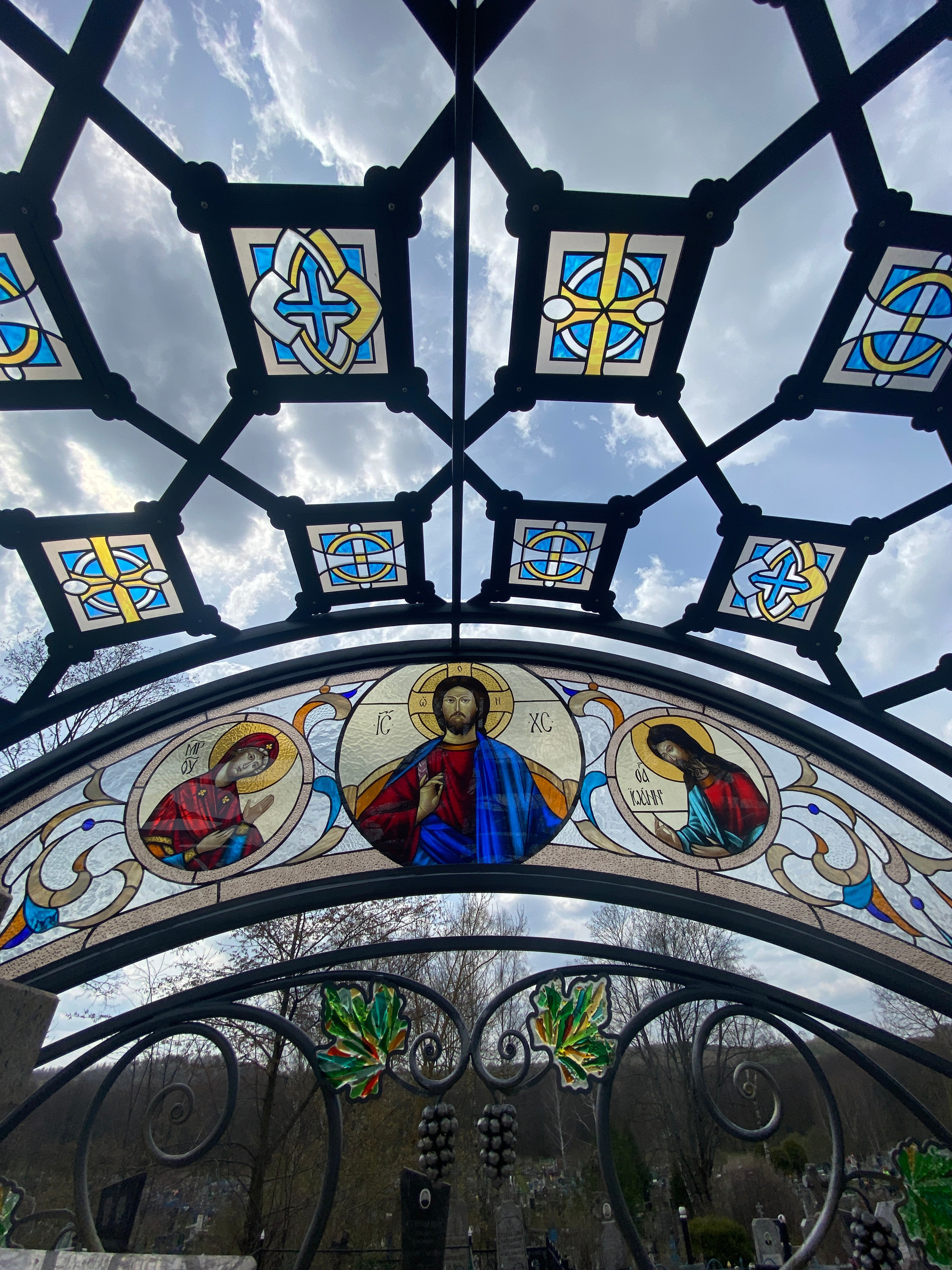 Архитектурная композиция «Красненский некрополь» в д. Красное Минской области. Протоиерей Фёдор Повный - идея и творческая концепция. Мария Тарлецкая - автор проекта и руководитель реализации. Анна Авгуль - витраж.  2020 г. Сталь, витражи, монолитный поликарбонат,  художественная ковка, лазерная резка, сварка. 