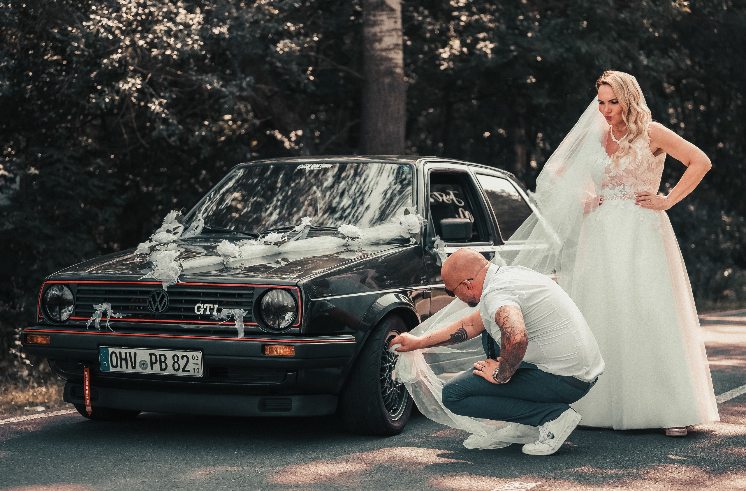 Hochzeitsfotograf Berlin, After Wedding Shooting Berlin, emotionale Hochzeitsfotos Berlin, Romantische Hochzeitsfotos mit Auto nach der Trauung in Berlin