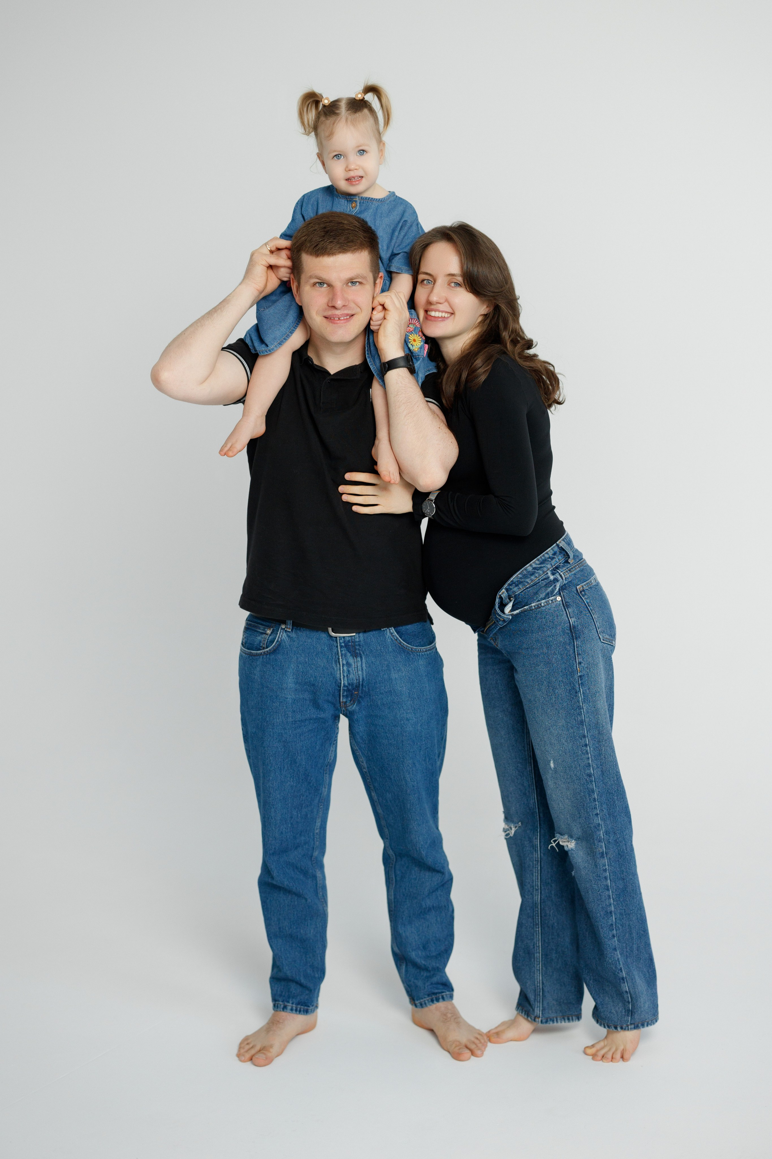 Ședință Foto de Familie — Stil Minimalist pe Fundal Alb. Scarlat Photography