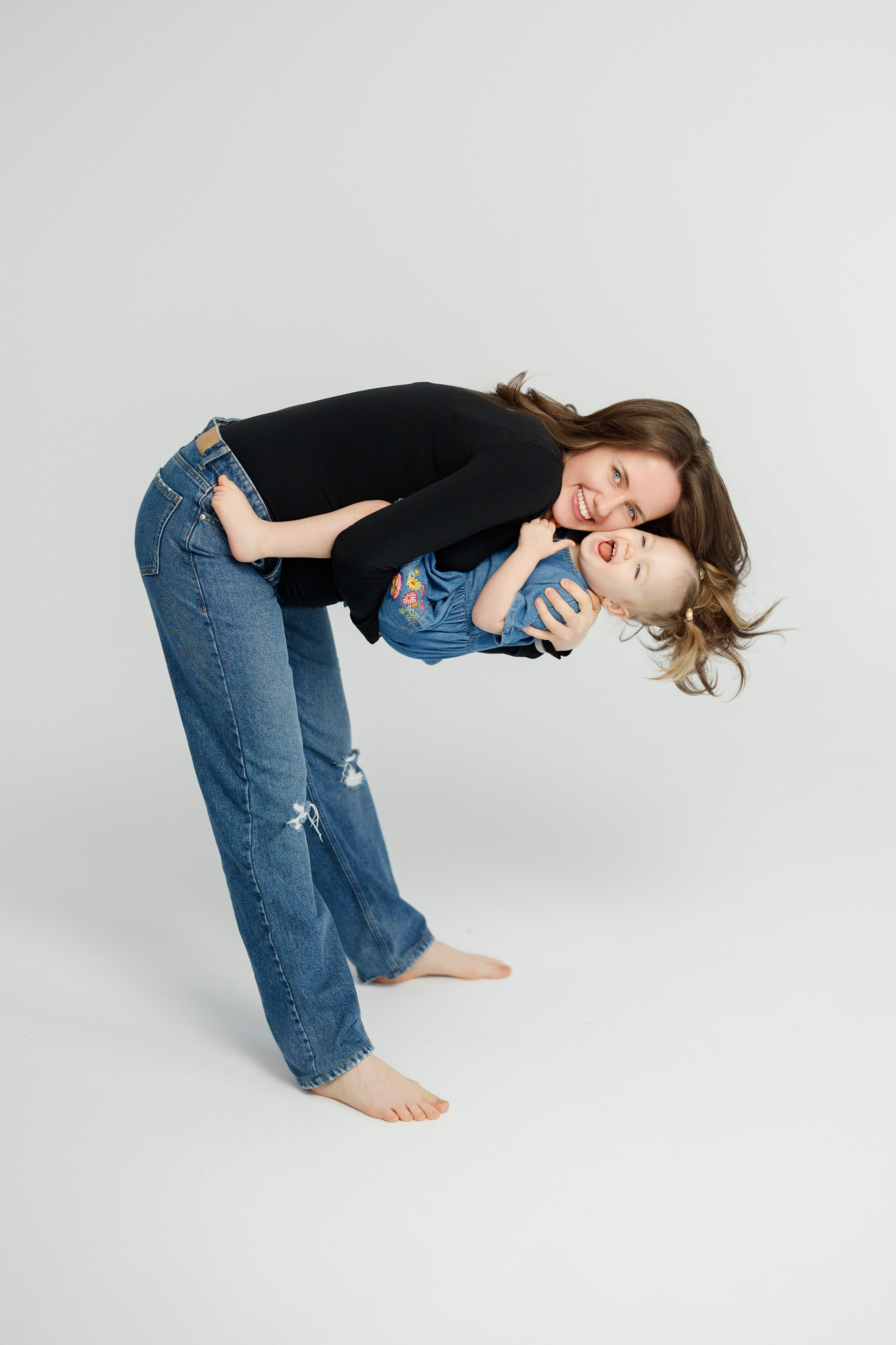 Ședință Foto de Familie — Stil Minimalist pe Fundal Alb. Scarlat Photography