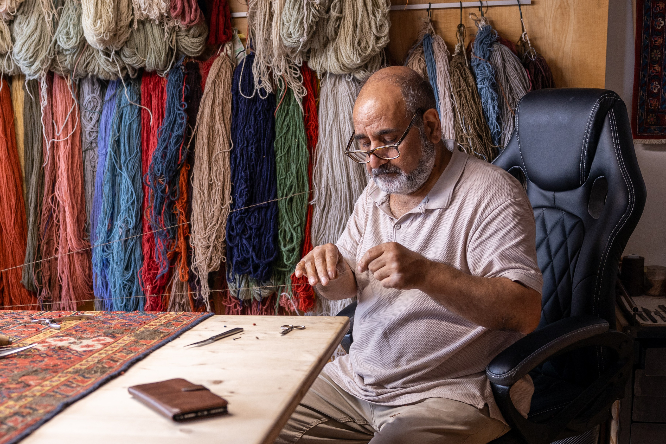 Teppichrestaurator, Salzburg, 2024. Guzel Kolobova| Fotografin| Salzburg