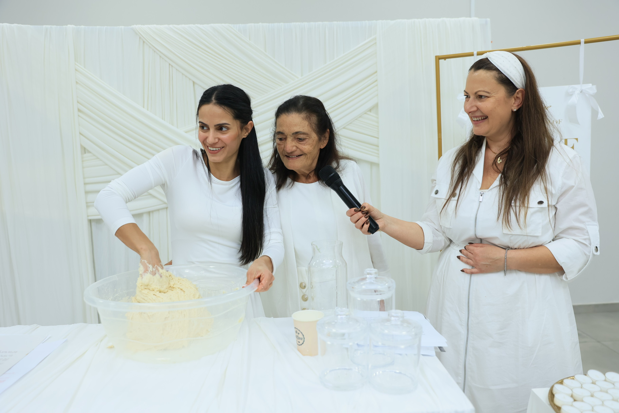 נטף הפרשת חלה. שני ויזל | צלמת הריון, צילומי משפחה וצילומי בוק בת מצווה