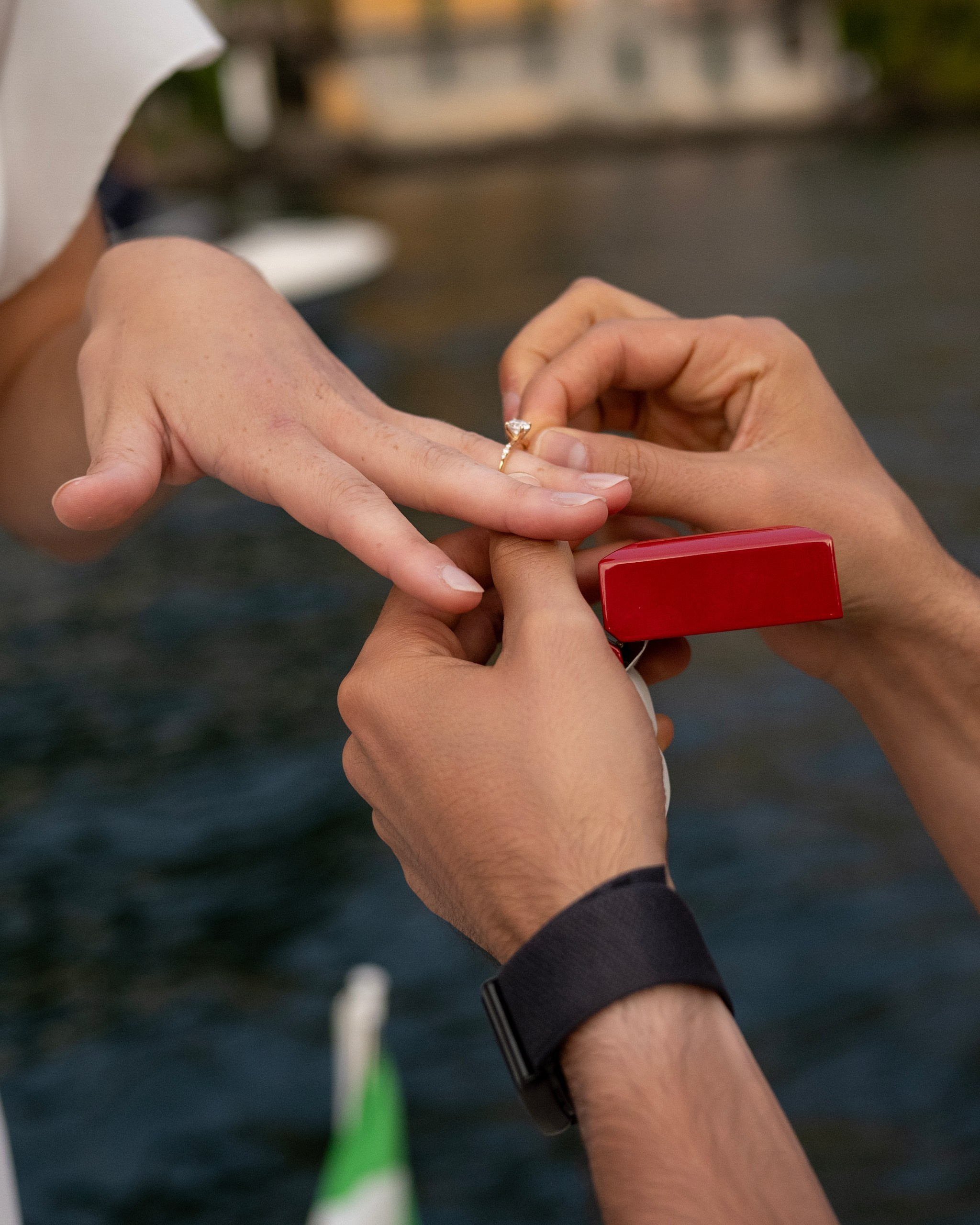Boat proposal. Fotografo matrimonio Lago di Como Ferrari Media Production