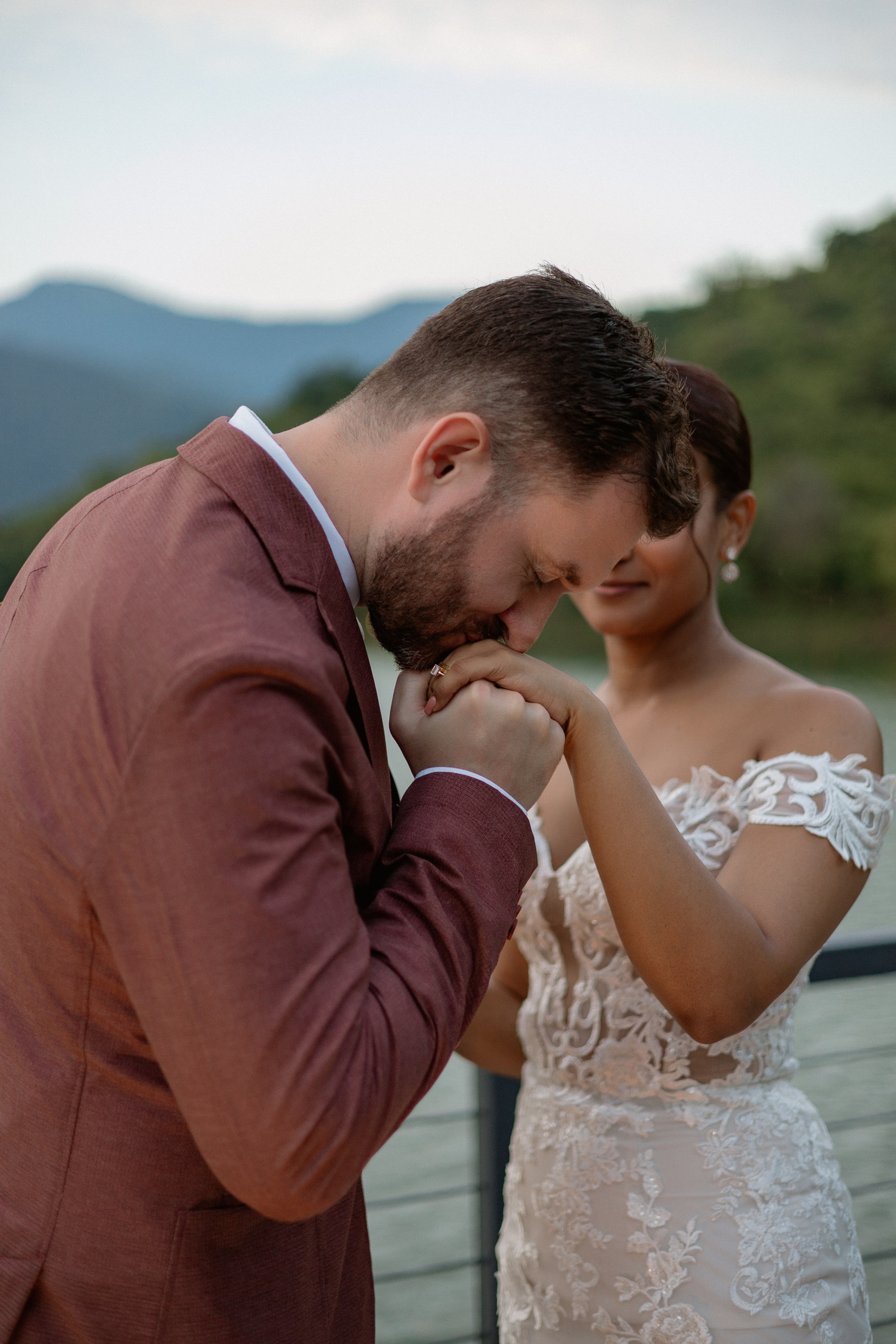 Thesakaya and Kevin. Photographer Anna Nazarenko